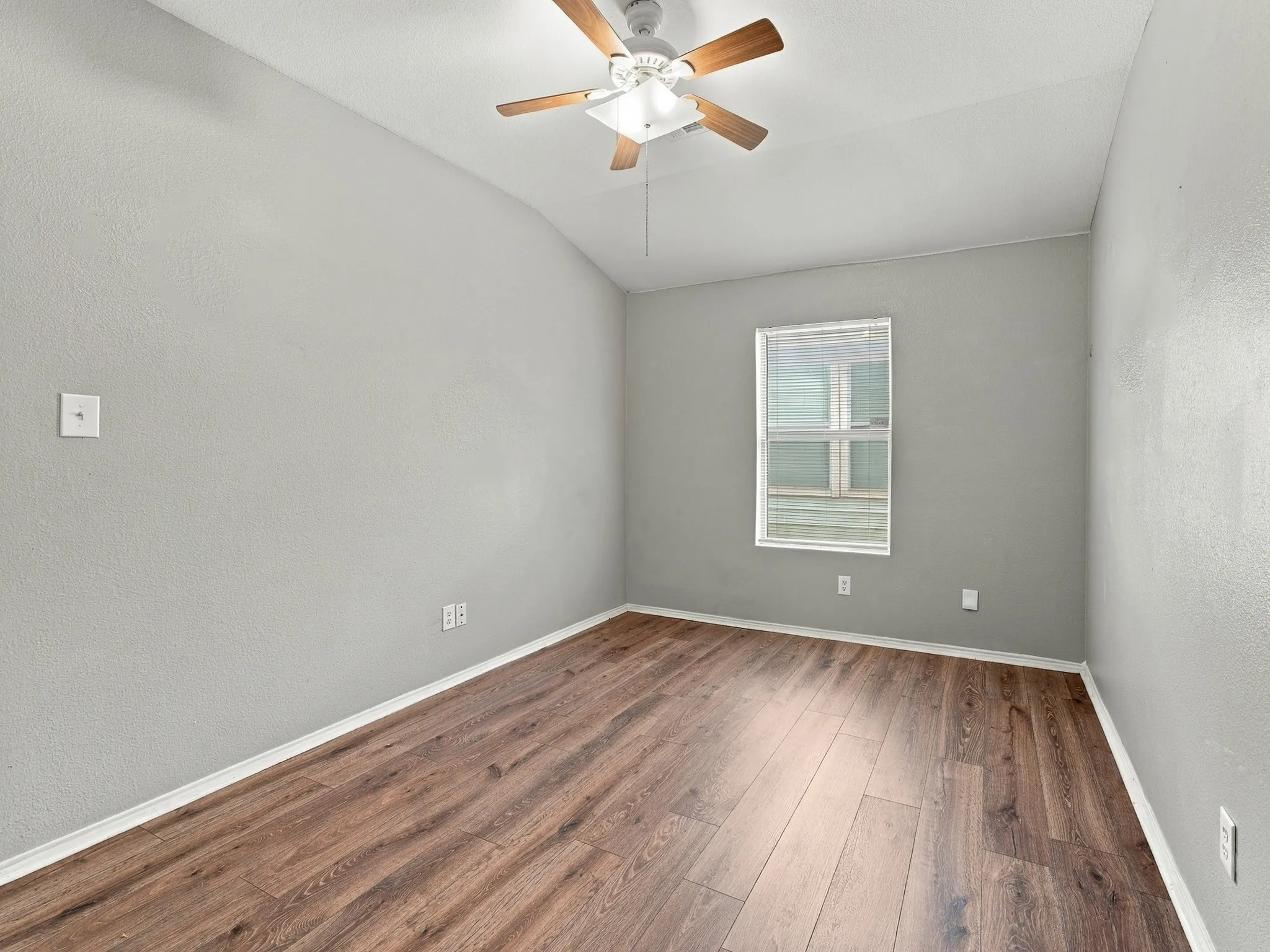 Single Family Residence For Rent in Tarrant County , 5820 Show Master Lane, Fort Worth, Texas 76179, 3 Bedroom, 2 Bathroom, 2 Garage spaces, 1,820 Sqft, built in 2005, mls#21385764, Real Estate Agent in Fort Worth, Homes For Rent in Tarrant county, Homes For Rent in Fort Worth, Realtor in Fort Worth Texas, Real Estate Brokerage Independent Realty Texas, Luminita Cordes Realtor