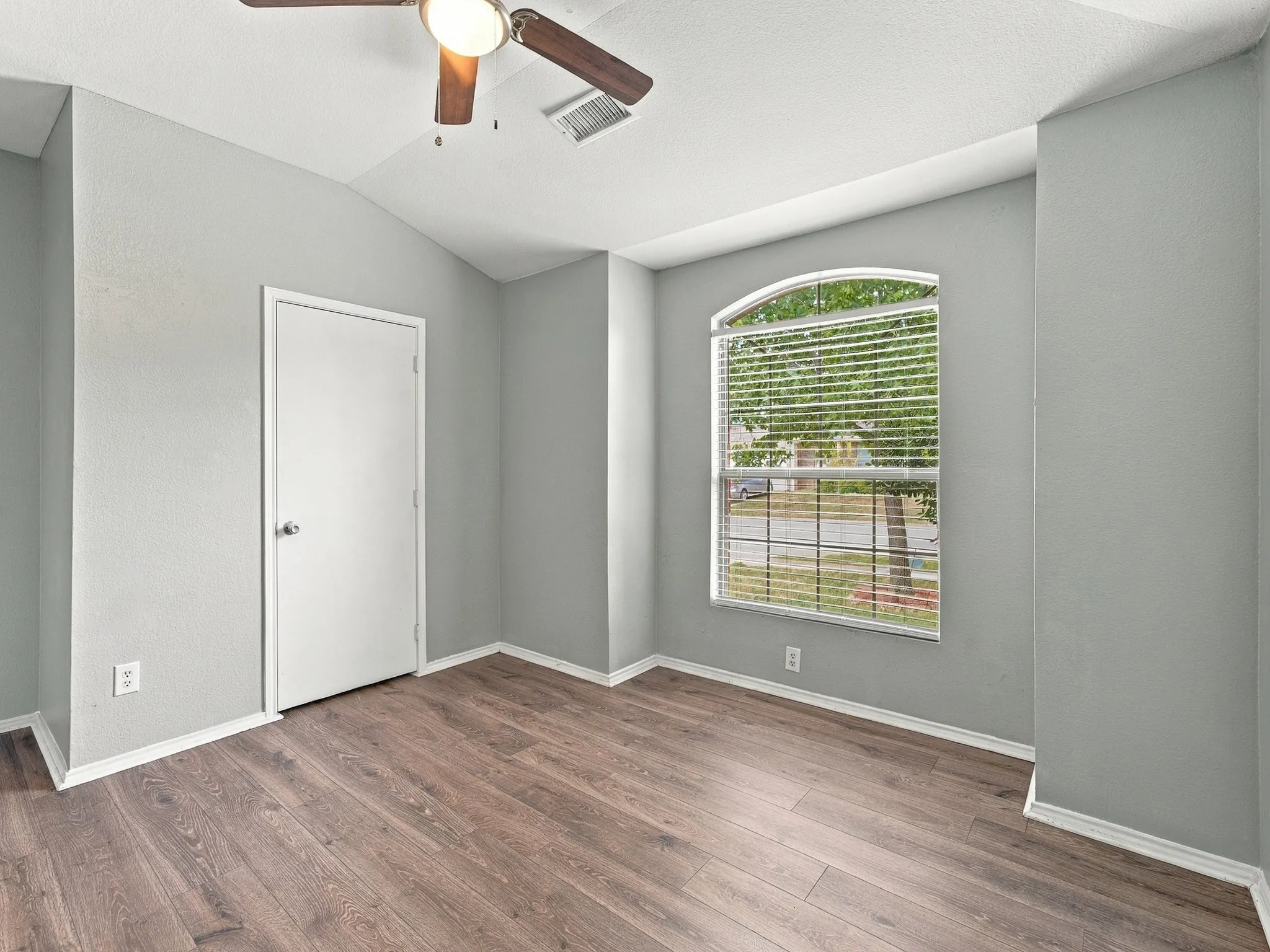 Single Family Residence For Rent in Tarrant County , 5820 Show Master Lane, Fort Worth, Texas 76179, 3 Bedroom, 2 Bathroom, 2 Garage spaces, 1,820 Sqft, built in 2005, mls#21385764, Real Estate Agent in Fort Worth, Homes For Rent in Tarrant county, Homes For Rent in Fort Worth, Realtor in Fort Worth Texas, Real Estate Brokerage Independent Realty Texas, Luminita Cordes Realtor