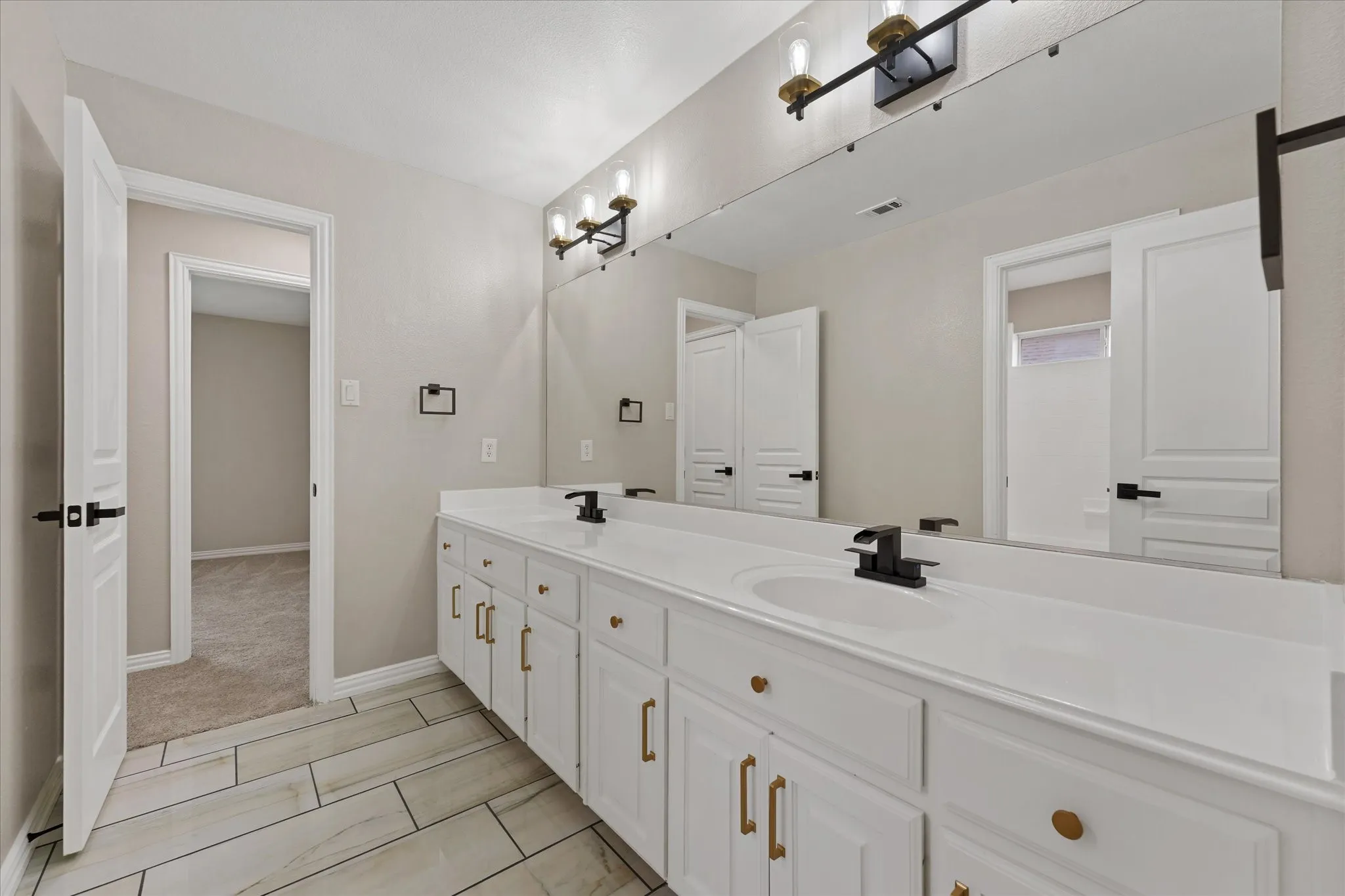Single Family Residence For Sale in Tarrant County , 2831 Atrium Drive, Grand Prairie, Texas 75052, 5 Bedroom, 4 Bathroom, 2 Garage spaces, 3,240 Sqft, built in 2000, mls#21387168, Real Estate Agent in Grand Prairie, Homes For Sale in Tarrant county, Homes For Sale in Grand Prairie, Realtor in Grand Prairie Texas, Real Estate Brokerage Independent Realty Texas, Luminita Cordes Realtor