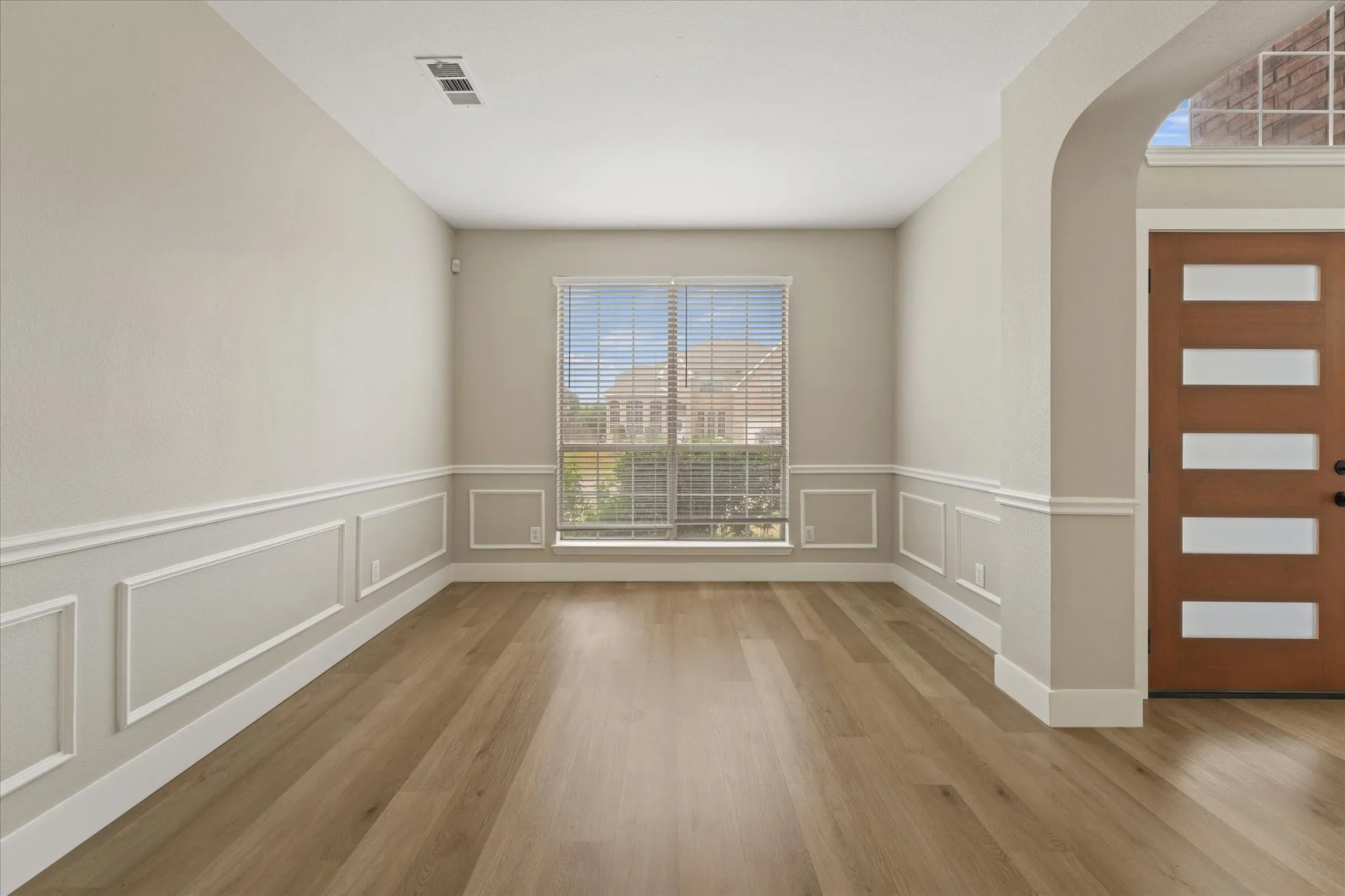 Single Family Residence For Sale in Tarrant County , 2831 Atrium Drive, Grand Prairie, Texas 75052, 5 Bedroom, 4 Bathroom, 2 Garage spaces, 3,240 Sqft, built in 2000, mls#21387168, Real Estate Agent in Grand Prairie, Homes For Sale in Tarrant county, Homes For Sale in Grand Prairie, Realtor in Grand Prairie Texas, Real Estate Brokerage Independent Realty Texas, Luminita Cordes Realtor
