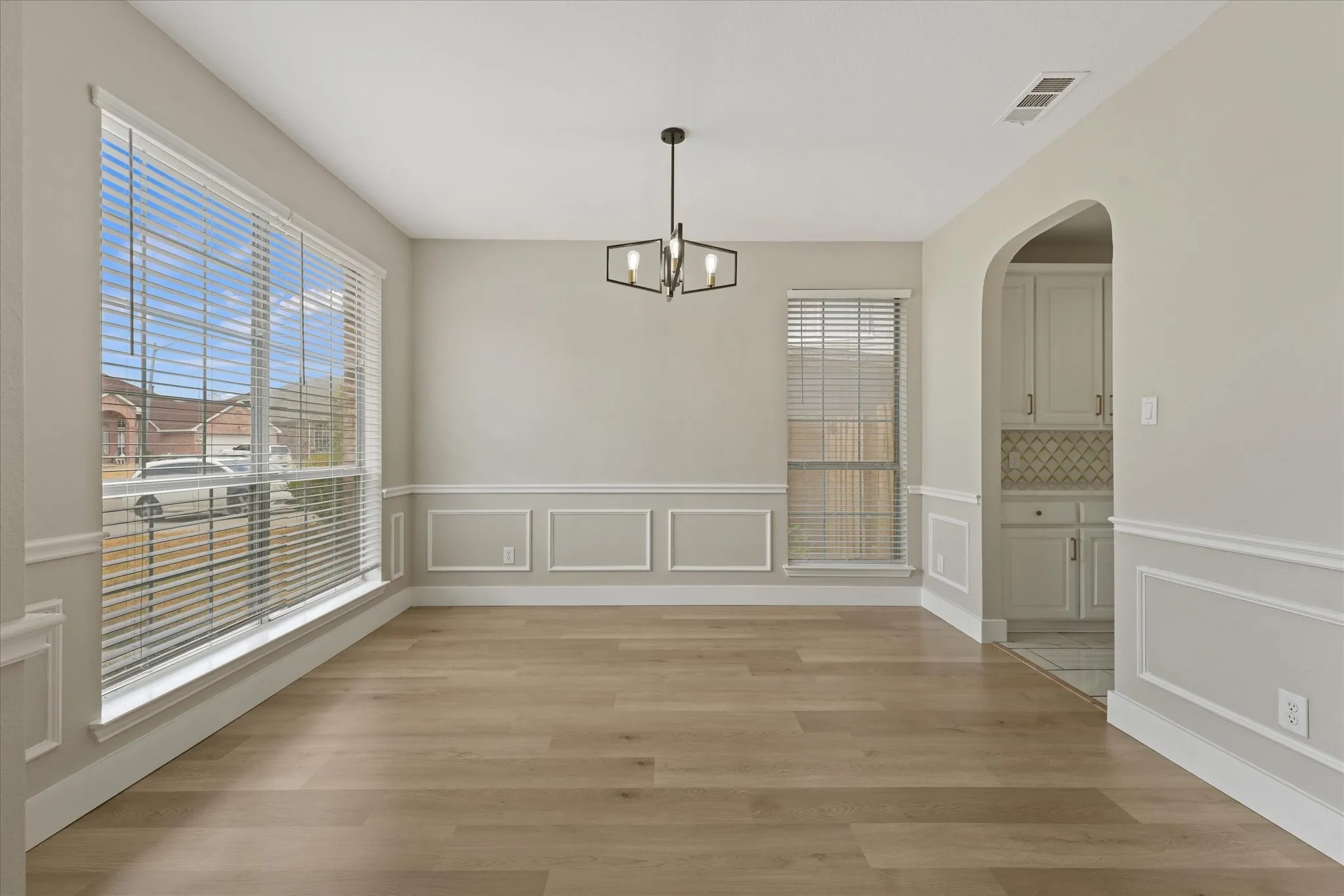 Single Family Residence For Sale in Tarrant County , 2831 Atrium Drive, Grand Prairie, Texas 75052, 5 Bedroom, 4 Bathroom, 2 Garage spaces, 3,240 Sqft, built in 2000, mls#21387168, Real Estate Agent in Grand Prairie, Homes For Sale in Tarrant county, Homes For Sale in Grand Prairie, Realtor in Grand Prairie Texas, Real Estate Brokerage Independent Realty Texas, Luminita Cordes Realtor