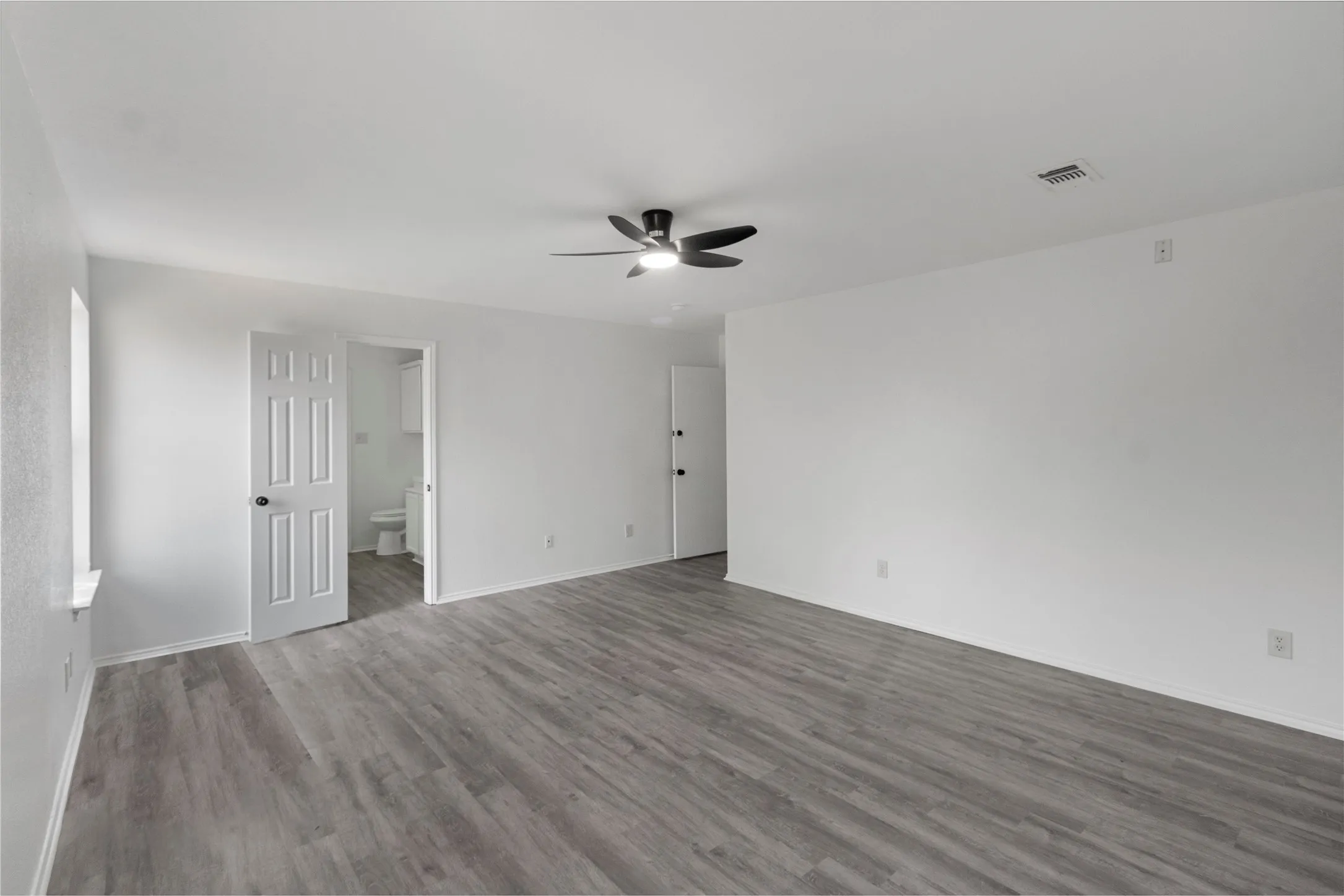 Single Family Residence For Rent in Tarrant County , 408 Centennial Place, Crowley, Texas 76036, 5 Bedroom, 3 Bathroom, 2 Garage spaces, 2,764 Sqft, built in 2002, mls#21386830, Real Estate Agent in Crowley, Homes For Rent in Tarrant county, Homes For Rent in Crowley, Realtor in Crowley Texas, Real Estate Brokerage Independent Realty Texas, Luminita Cordes Realtor