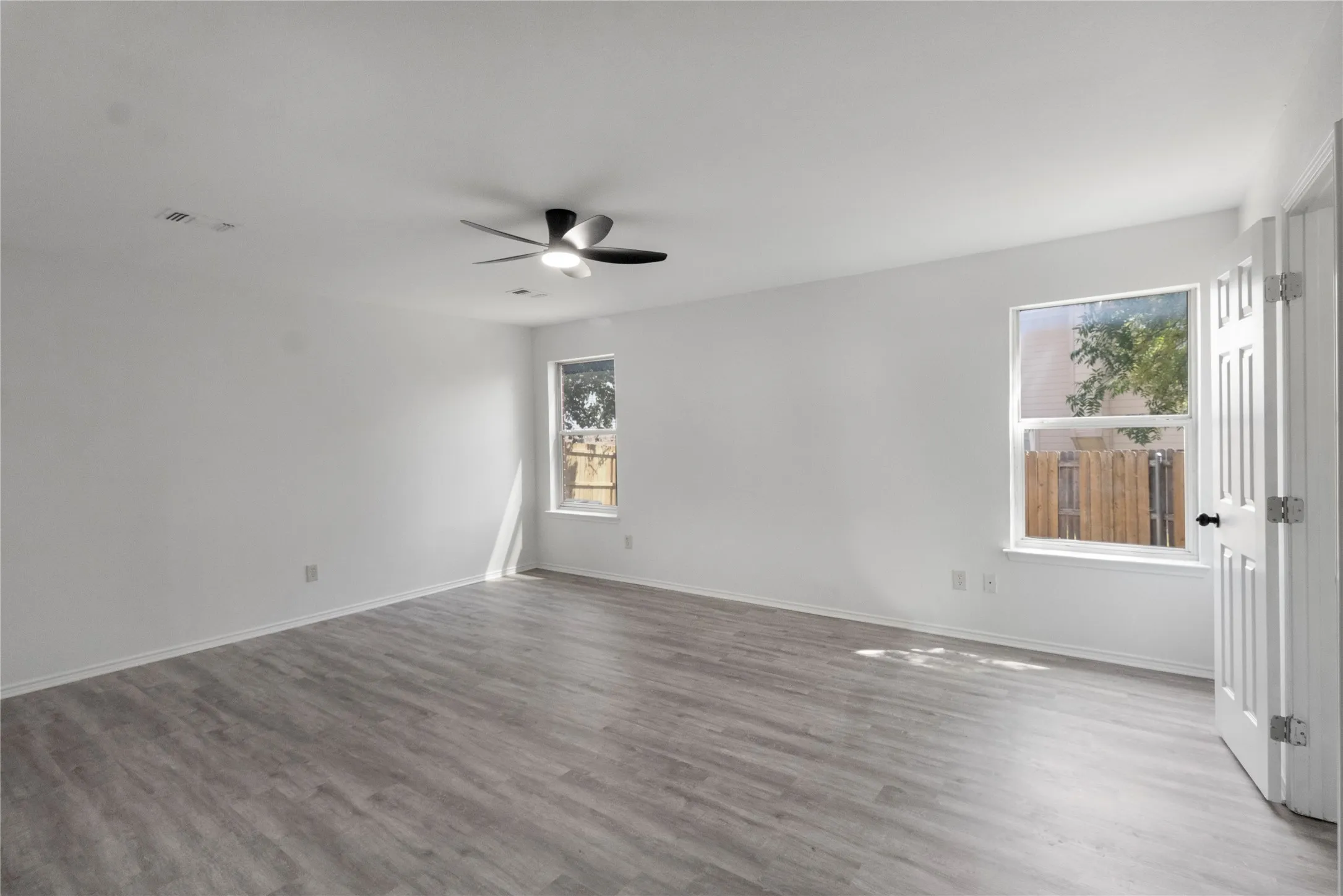 Single Family Residence For Rent in Tarrant County , 408 Centennial Place, Crowley, Texas 76036, 5 Bedroom, 3 Bathroom, 2 Garage spaces, 2,764 Sqft, built in 2002, mls#21386830, Real Estate Agent in Crowley, Homes For Rent in Tarrant county, Homes For Rent in Crowley, Realtor in Crowley Texas, Real Estate Brokerage Independent Realty Texas, Luminita Cordes Realtor