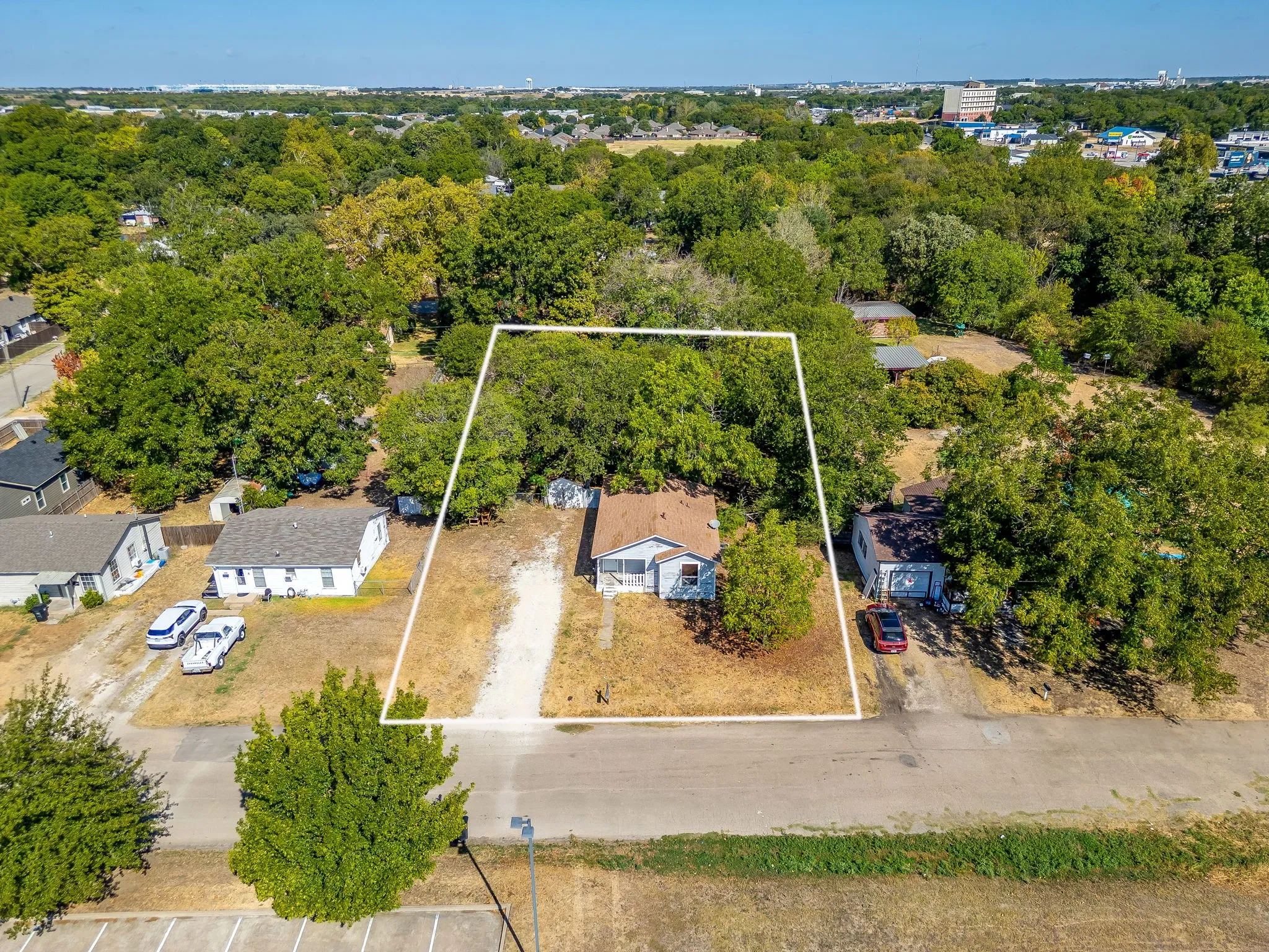 Single Family Residence For Sale in Johnson County , 106 Bales Street 108, Cleburne, Texas 76033, 2 Bedroom, 1 Bathroom, 1 Garage spaces, 954 Sqft, built in 1950, mls#21386880, Real Estate Agent in Cleburne, Homes For Sale in Johnson county, Homes For Sale in Cleburne, Realtor in Cleburne Texas, Real Estate Brokerage Independent Realty Texas, Luminita Cordes Realtor