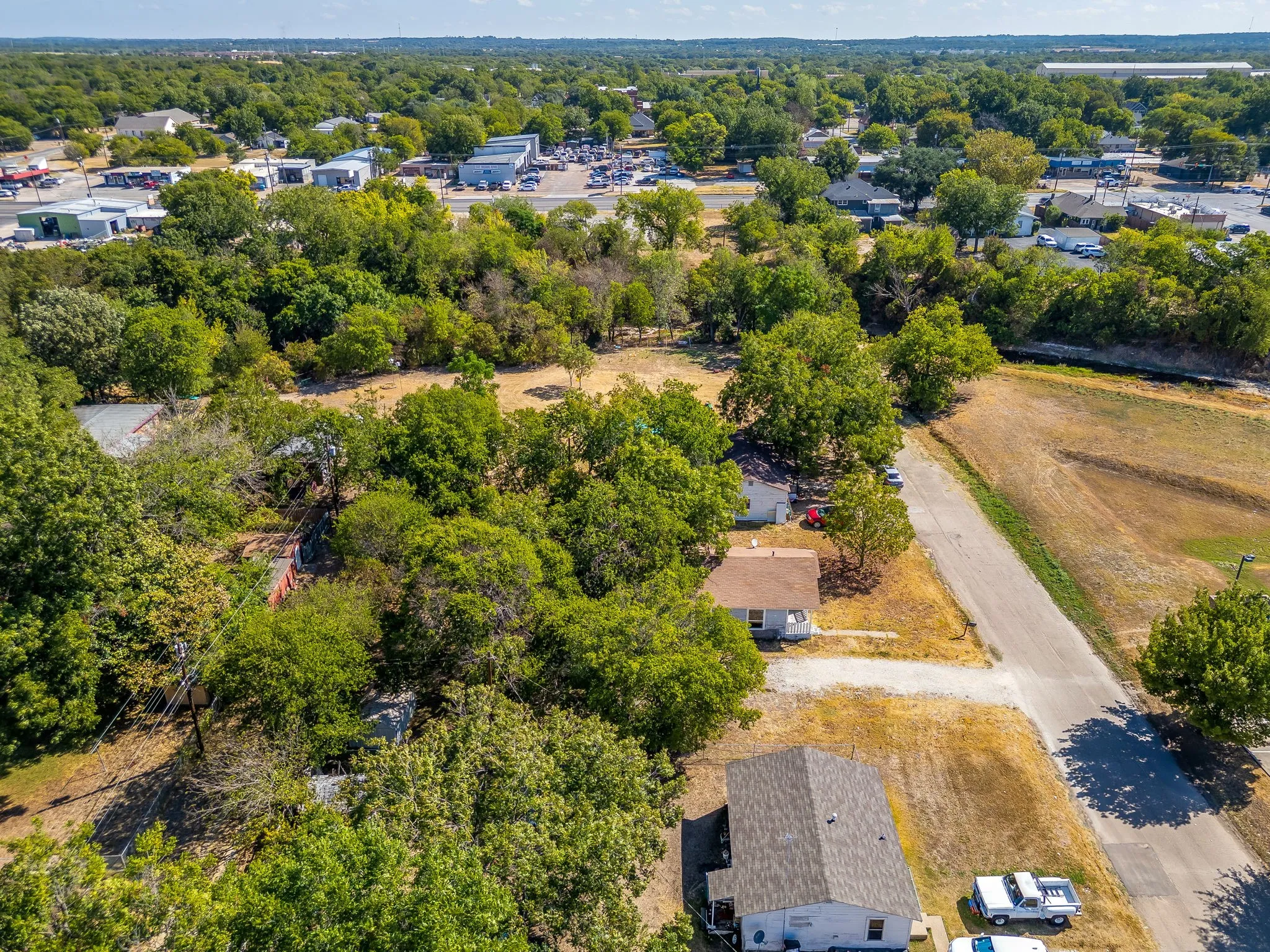 Aerial view of the home and all the tree coverage.