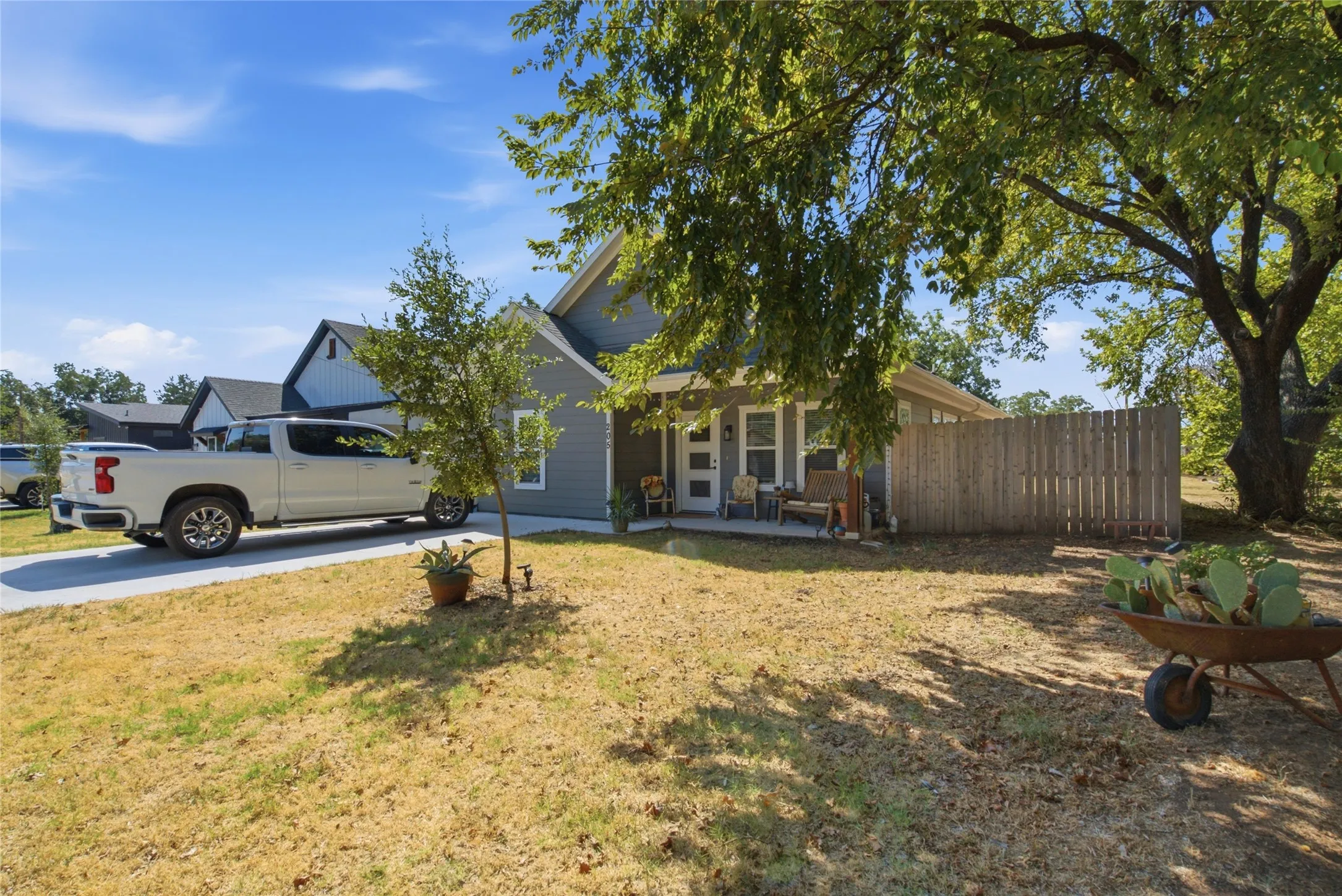 Single Family Residence For Sale in Wise County , 205 Owens Street, Bridgeport, Texas 76426, 3 Bedroom, 2 Bathroom, Garage spaces, 1,426 Sqft, built in 2023, mls#21386755, Real Estate Agent in Bridgeport, Homes For Sale in Wise county, Homes For Sale in Bridgeport, Realtor in Bridgeport Texas, Real Estate Brokerage Independent Realty Texas, Luminita Cordes Realtor