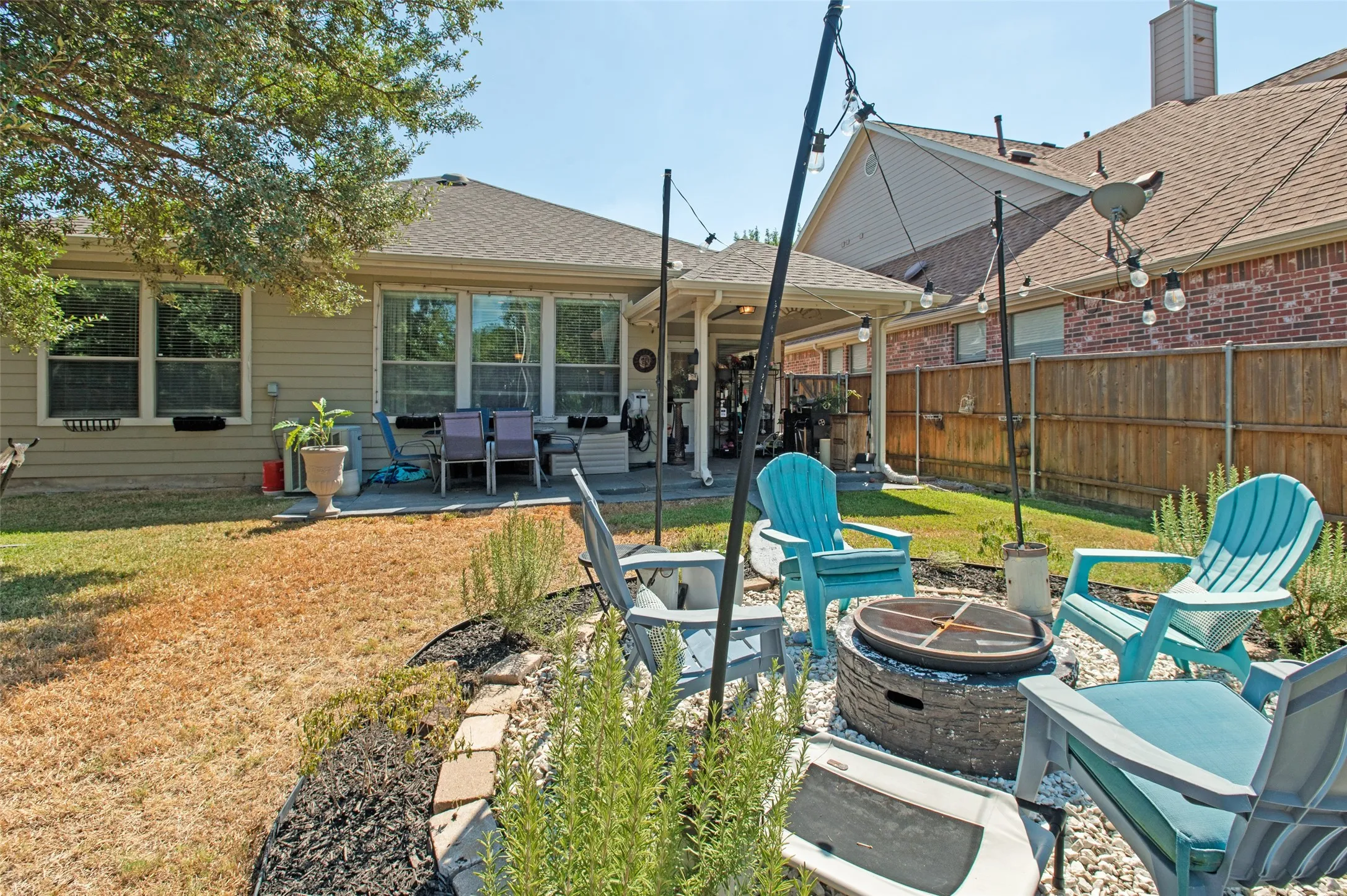 Single Family Residence For Sale in Dallas County , 2944 Vacherie Lane, Dallas, Texas 75227, 3 Bedroom, 2 Bathroom, 2 Garage spaces, 1,667 Sqft, built in 2006, mls#21387488, Real Estate Agent in Dallas, Homes For Sale in Dallas county, Homes For Sale in Dallas, Realtor in Dallas Texas, Real Estate Brokerage Independent Realty Texas, Luminita Cordes Realtor