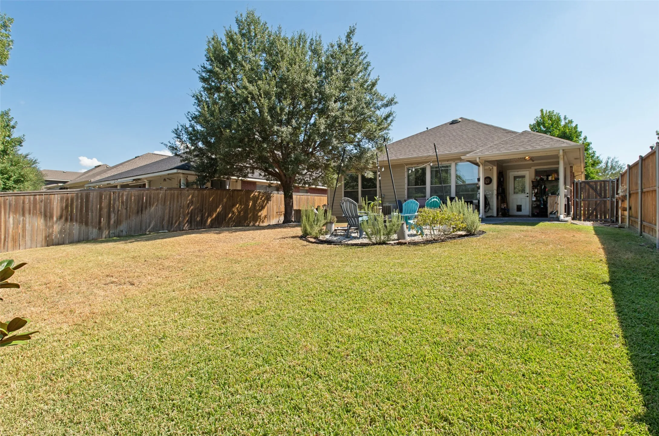 Single Family Residence For Sale in Dallas County , 2944 Vacherie Lane, Dallas, Texas 75227, 3 Bedroom, 2 Bathroom, 2 Garage spaces, 1,667 Sqft, built in 2006, mls#21387488, Real Estate Agent in Dallas, Homes For Sale in Dallas county, Homes For Sale in Dallas, Realtor in Dallas Texas, Real Estate Brokerage Independent Realty Texas, Luminita Cordes Realtor