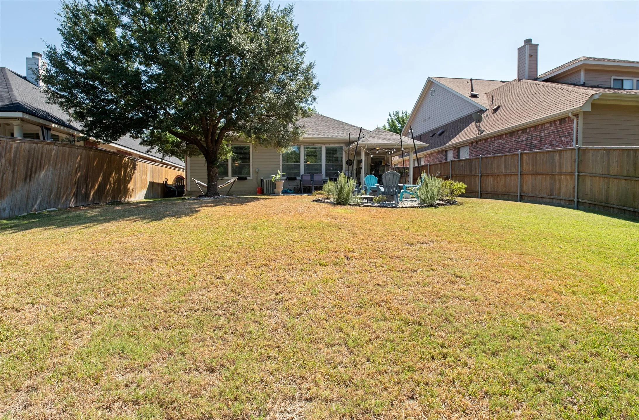 Single Family Residence For Sale in Dallas County , 2944 Vacherie Lane, Dallas, Texas 75227, 3 Bedroom, 2 Bathroom, 2 Garage spaces, 1,667 Sqft, built in 2006, mls#21387488, Real Estate Agent in Dallas, Homes For Sale in Dallas county, Homes For Sale in Dallas, Realtor in Dallas Texas, Real Estate Brokerage Independent Realty Texas, Luminita Cordes Realtor