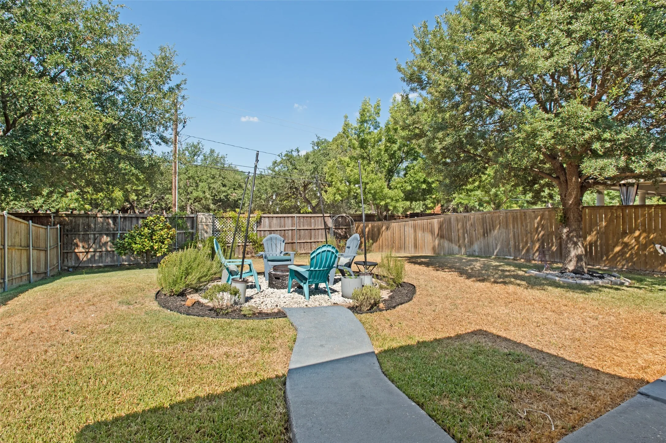 Single Family Residence For Sale in Dallas County , 2944 Vacherie Lane, Dallas, Texas 75227, 3 Bedroom, 2 Bathroom, 2 Garage spaces, 1,667 Sqft, built in 2006, mls#21387488, Real Estate Agent in Dallas, Homes For Sale in Dallas county, Homes For Sale in Dallas, Realtor in Dallas Texas, Real Estate Brokerage Independent Realty Texas, Luminita Cordes Realtor