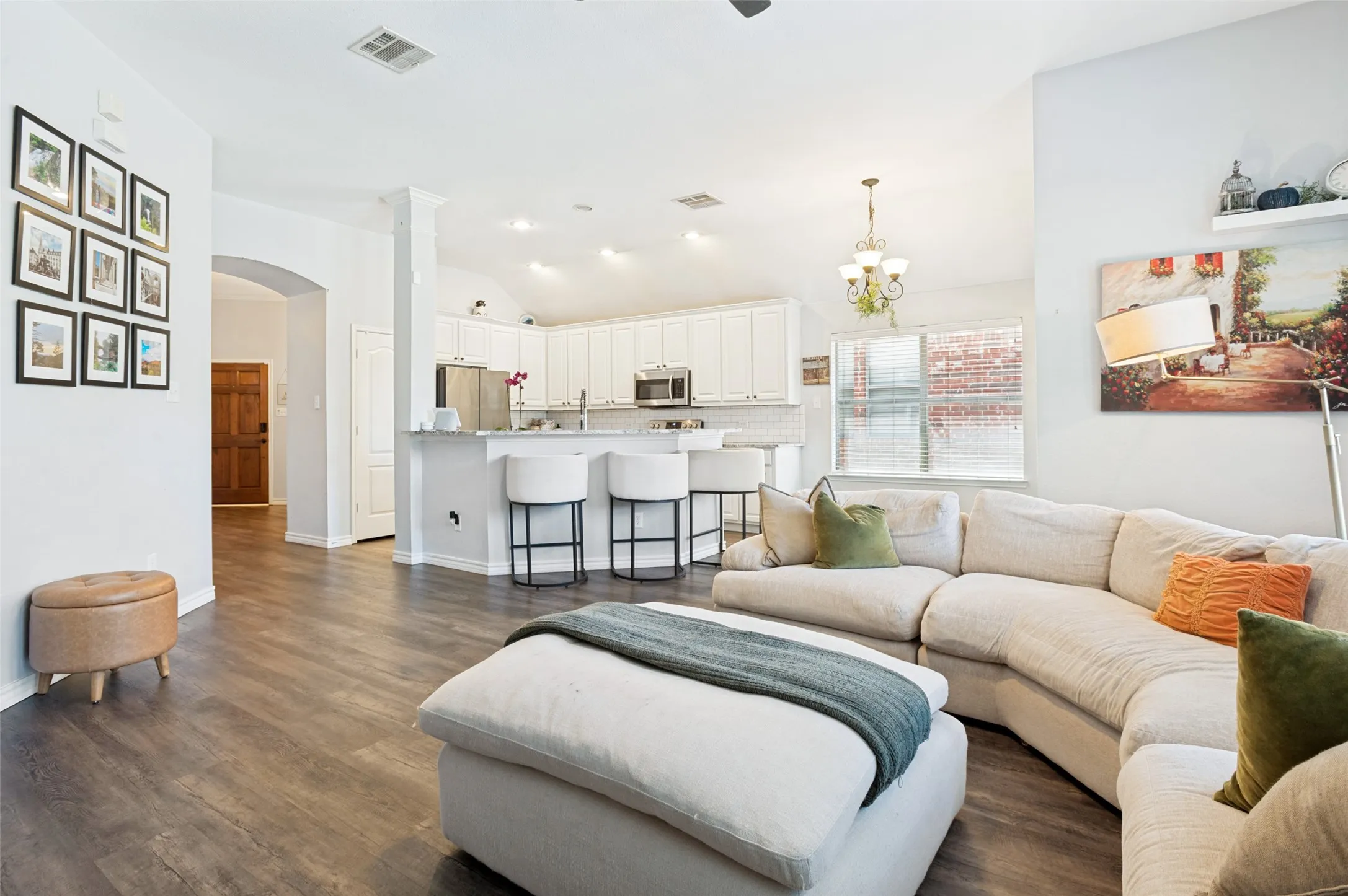 Single Family Residence For Sale in Dallas County , 2944 Vacherie Lane, Dallas, Texas 75227, 3 Bedroom, 2 Bathroom, 2 Garage spaces, 1,667 Sqft, built in 2006, mls#21387488, Real Estate Agent in Dallas, Homes For Sale in Dallas county, Homes For Sale in Dallas, Realtor in Dallas Texas, Real Estate Brokerage Independent Realty Texas, Luminita Cordes Realtor