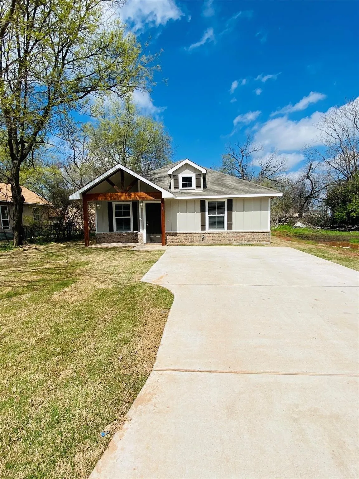Single Family Residence For Rent in Grayson County , 821 W Nelson Street, Denison, Texas 75020, 3 Bedroom, 2 Bathroom, Garage spaces, 1,279 Sqft, built in 2020, mls#21387517, Real Estate Agent in Denison, Homes For Rent in Grayson county, Homes For Rent in Denison, Realtor in Denison Texas, Real Estate Brokerage Independent Realty Texas, Luminita Cordes Realtor