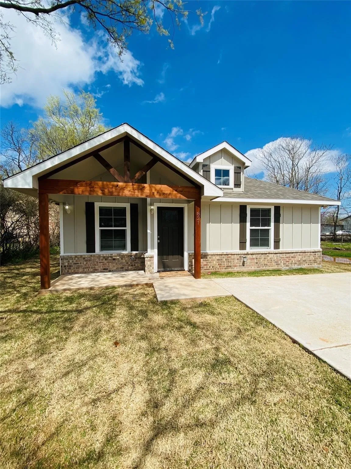 Single Family Residence For Rent in Grayson County , 821 W Nelson Street, Denison, Texas 75020, 3 Bedroom, 2 Bathroom, Garage spaces, 1,279 Sqft, built in 2020, mls#21387517, Real Estate Agent in Denison, Homes For Rent in Grayson county, Homes For Rent in Denison, Realtor in Denison Texas, Real Estate Brokerage Independent Realty Texas, Luminita Cordes Realtor