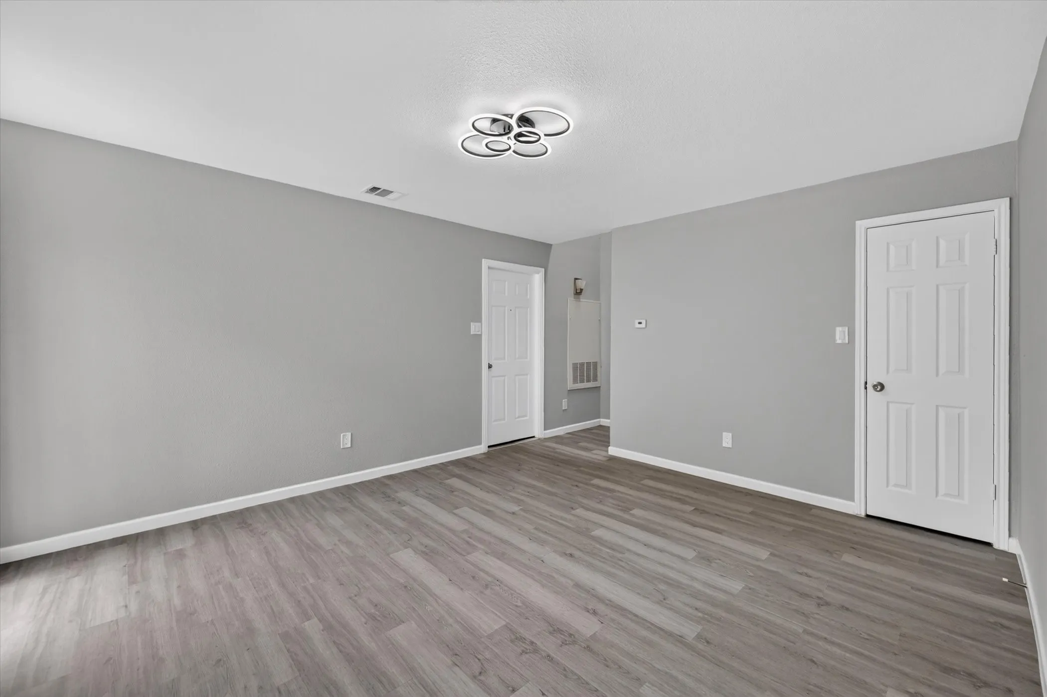 Single Family Residence For Sale in Denton County , 1618 San Francisco Street, Carrollton, Texas 75007, 3 Bedroom, 2 Bathroom, 2 Garage spaces, 1,963 Sqft, built in 1985, mls#21383761, Real Estate Agent in Carrollton, Homes For Sale in Denton county, Homes For Sale in Carrollton, Realtor in Carrollton Texas, Real Estate Brokerage Independent Realty Texas, Luminita Cordes Realtor