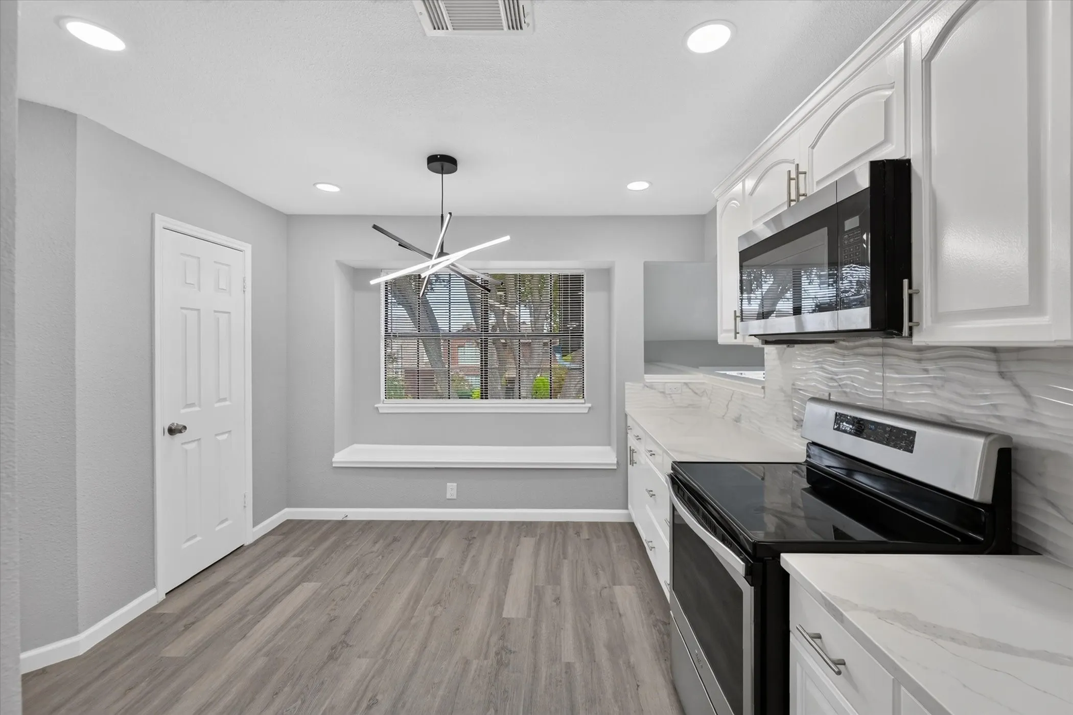 Single Family Residence For Sale in Denton County , 1618 San Francisco Street, Carrollton, Texas 75007, 3 Bedroom, 2 Bathroom, 2 Garage spaces, 1,963 Sqft, built in 1985, mls#21383761, Real Estate Agent in Carrollton, Homes For Sale in Denton county, Homes For Sale in Carrollton, Realtor in Carrollton Texas, Real Estate Brokerage Independent Realty Texas, Luminita Cordes Realtor