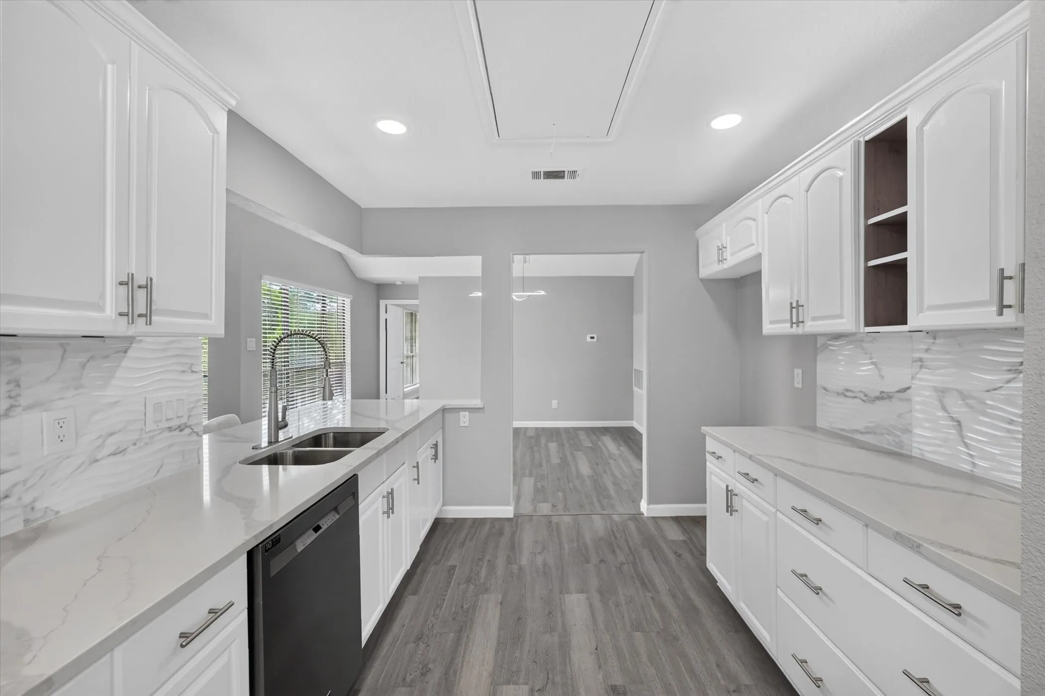 Single Family Residence For Sale in Denton County , 1618 San Francisco Street, Carrollton, Texas 75007, 3 Bedroom, 2 Bathroom, 2 Garage spaces, 1,963 Sqft, built in 1985, mls#21383761, Real Estate Agent in Carrollton, Homes For Sale in Denton county, Homes For Sale in Carrollton, Realtor in Carrollton Texas, Real Estate Brokerage Independent Realty Texas, Luminita Cordes Realtor