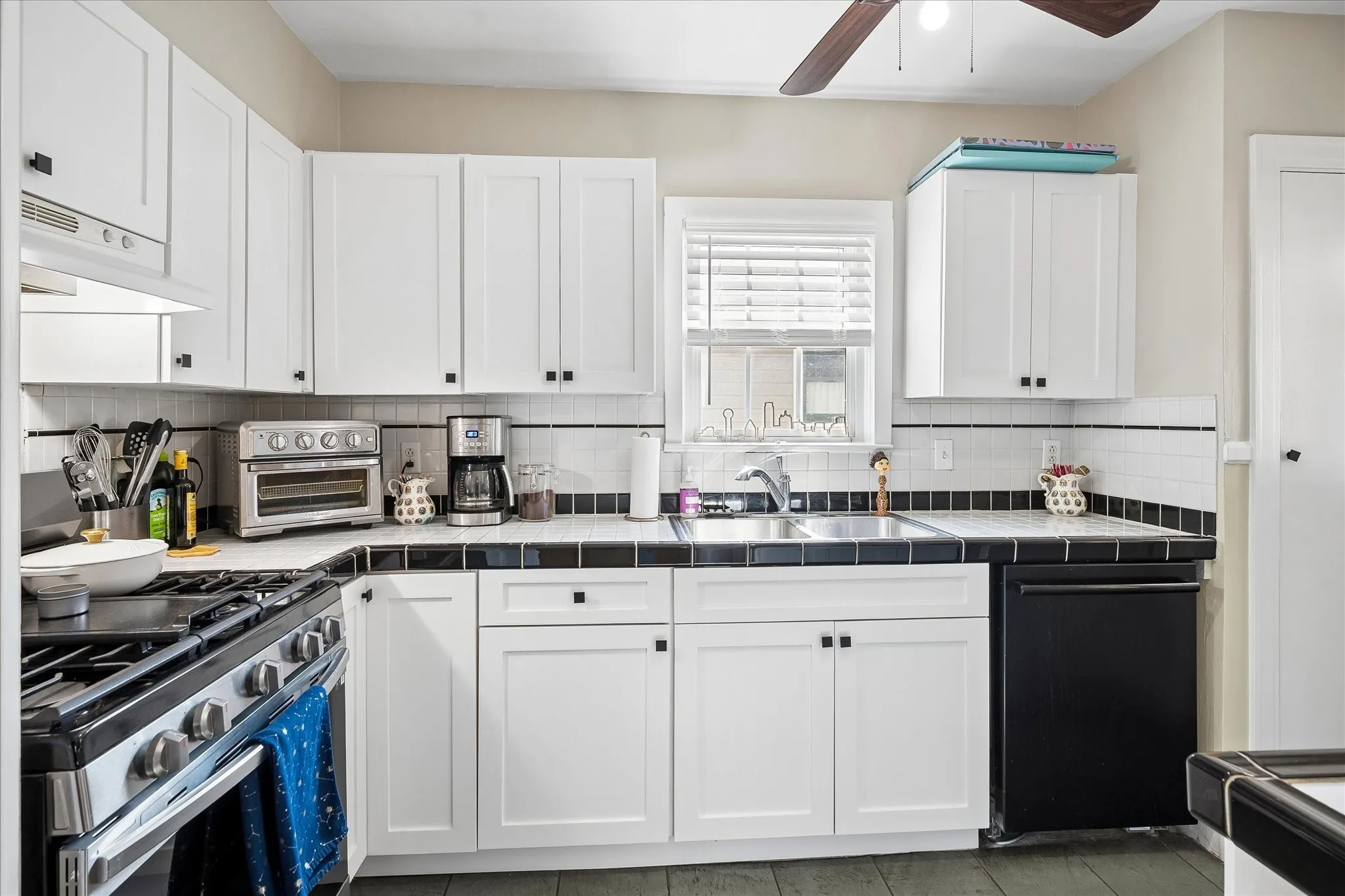 Duplex For Sale in Dallas County , 5716 Goliad Avenue, Dallas, Texas 75206, 4 Bedroom, 4 Bathroom, 2 Garage spaces, 0 Sqft, built in 1935, mls#21384724, Real Estate Agent in Dallas, Homes For Sale in Dallas county, Homes For Sale in Dallas, Realtor in Dallas Texas, Real Estate Brokerage Independent Realty Texas, Luminita Cordes Realtor