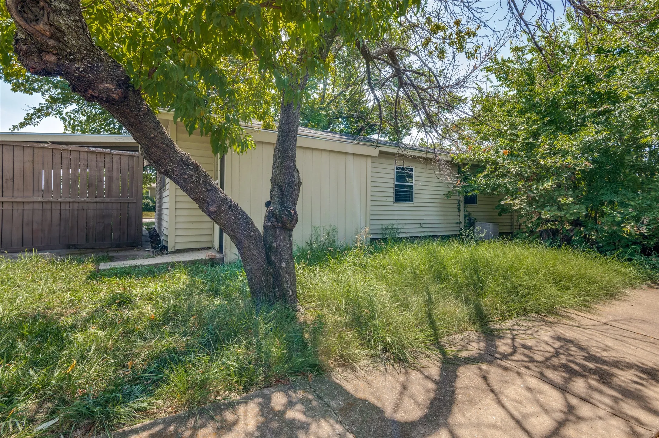 Single Family Residence For Rent in Collin County , 9311 Oakland Drive, Frisco, Texas 75033, 3 Bedroom, 1 Bathroom, Garage spaces, 1,012 Sqft, built in 1960, mls#21384358, Real Estate Agent in Frisco, Homes For Rent in Collin county, Homes For Rent in Frisco, Realtor in Frisco Texas, Real Estate Brokerage Independent Realty Texas, Luminita Cordes Realtor