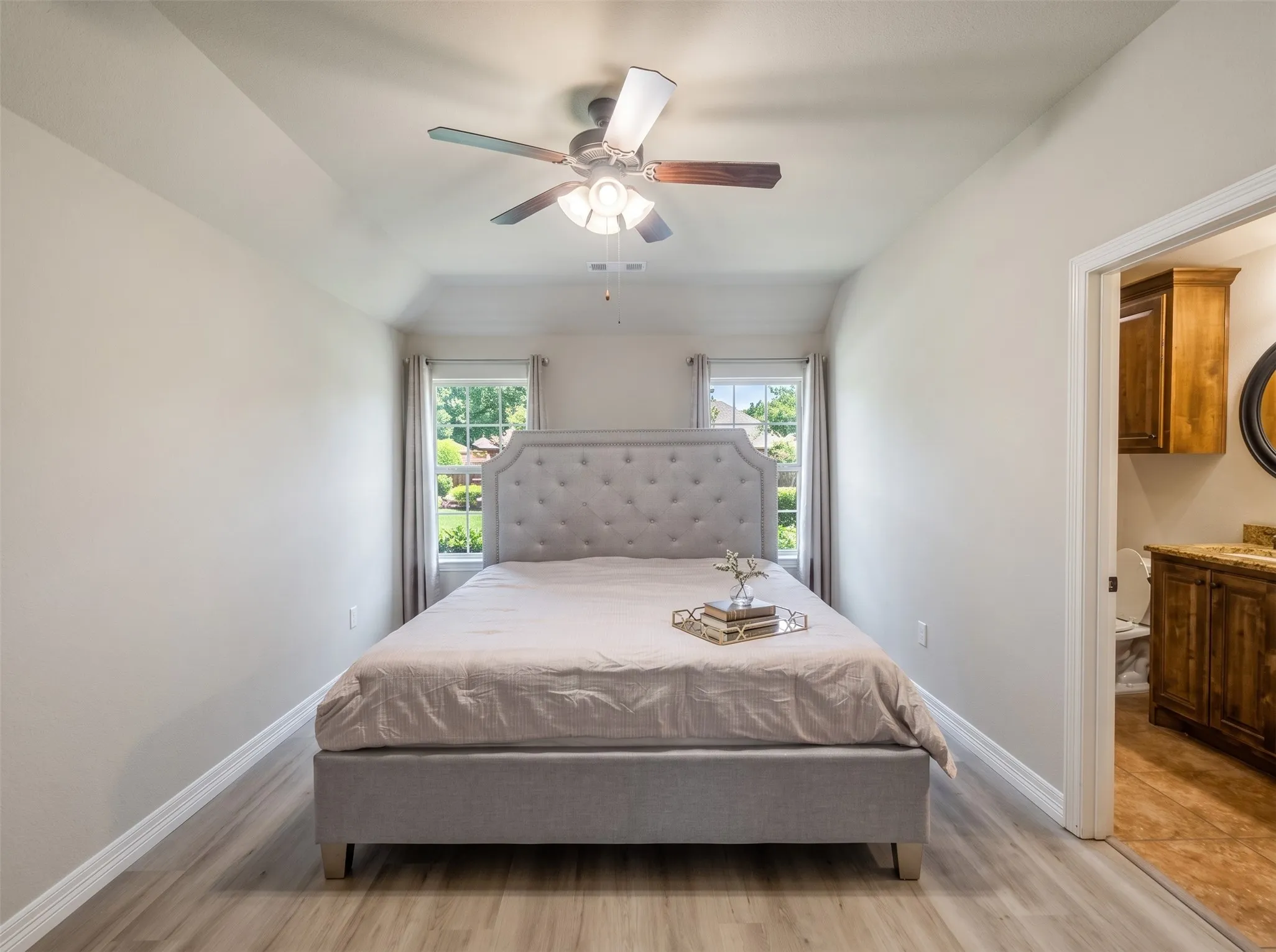 Tray ceiling with a ceiling fan