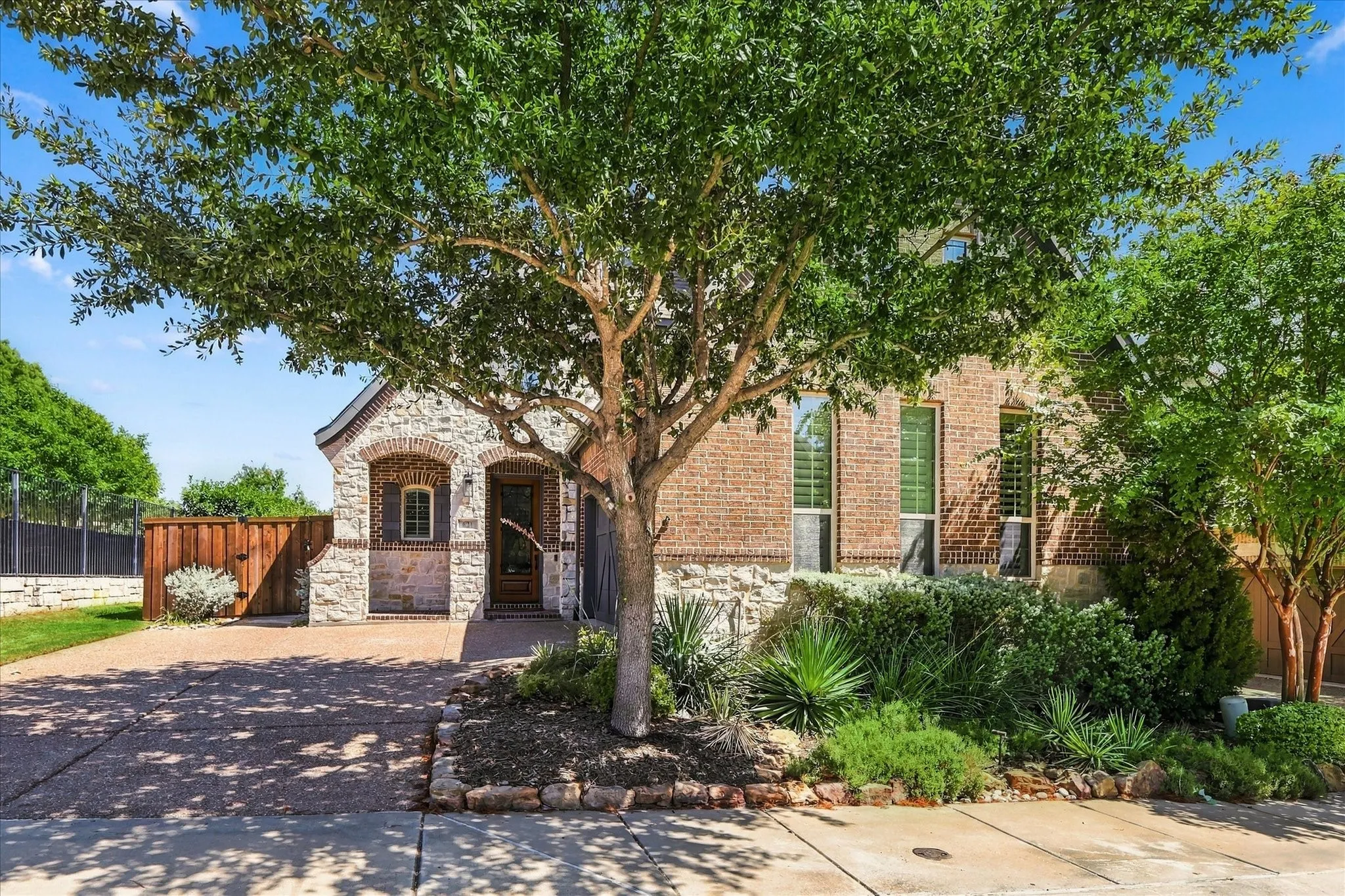 Single Family Residence For Rent in Denton County , 621 The Lakes Boulevard, Lewisville, Texas 75056, 3 Bedroom, 5 Bathroom, 2 Garage spaces, 2,717 Sqft, built in 2014, mls#21382317, Real Estate Agent in Lewisville, Homes For Rent in Denton county, Homes For Rent in Lewisville, Realtor in Lewisville Texas, Real Estate Brokerage Independent Realty Texas, Luminita Cordes Realtor