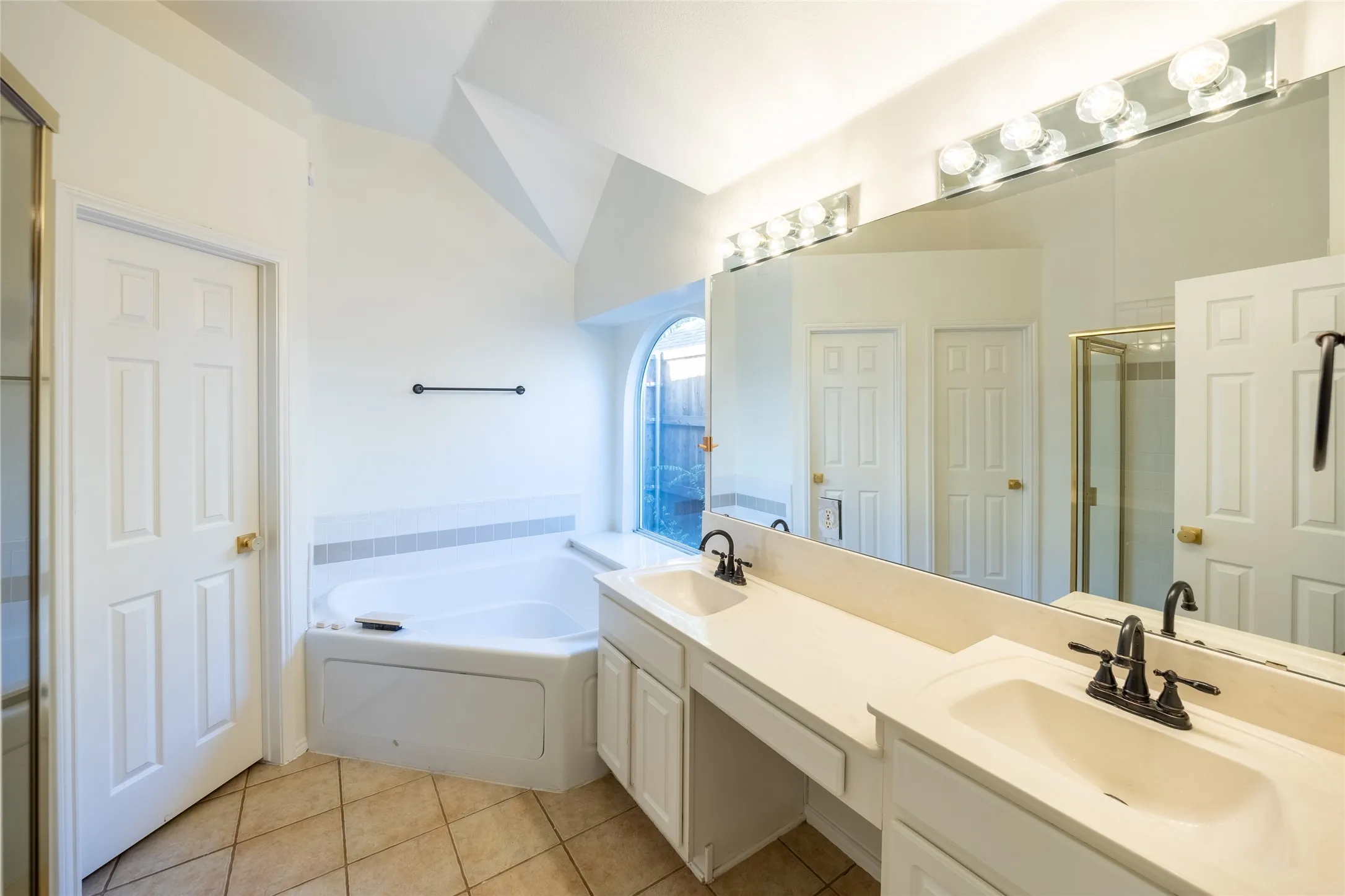 Single Family Residence For Rent in Denton County , 5708 Bedford Lane, The Colony, Texas 75056, 3 Bedroom, 2 Bathroom, 2 Garage spaces, 1,628 Sqft, built in 2001, mls#21387509, Real Estate Agent in The Colony, Homes For Rent in Denton county, Homes For Rent in The Colony, Realtor in The Colony Texas, Real Estate Brokerage Independent Realty Texas, Luminita Cordes Realtor