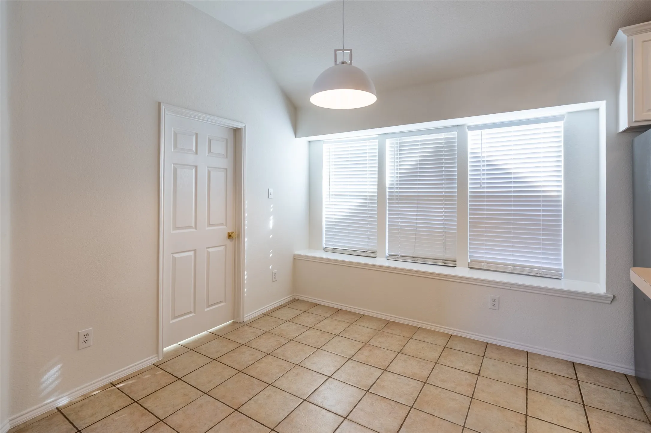 Single Family Residence For Rent in Denton County , 5708 Bedford Lane, The Colony, Texas 75056, 3 Bedroom, 2 Bathroom, 2 Garage spaces, 1,628 Sqft, built in 2001, mls#21387509, Real Estate Agent in The Colony, Homes For Rent in Denton county, Homes For Rent in The Colony, Realtor in The Colony Texas, Real Estate Brokerage Independent Realty Texas, Luminita Cordes Realtor