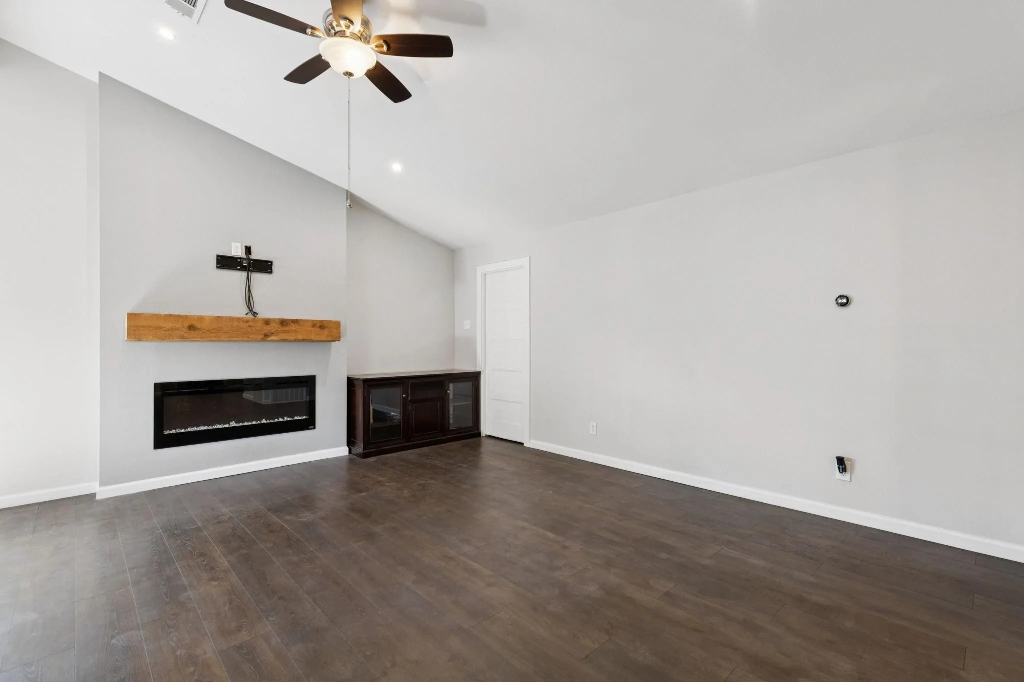 Single Family Residence For Rent in Collin County , 3324 Claymore Drive, Plano, Texas 75075, 3 Bedroom, 2 Bathroom, 2 Garage spaces, 1,430 Sqft, built in 1972, mls#21387546, Real Estate Agent in Plano, Homes For Rent in Collin county, Homes For Rent in Plano, Realtor in Plano Texas, Real Estate Brokerage Independent Realty Texas, Luminita Cordes Realtor