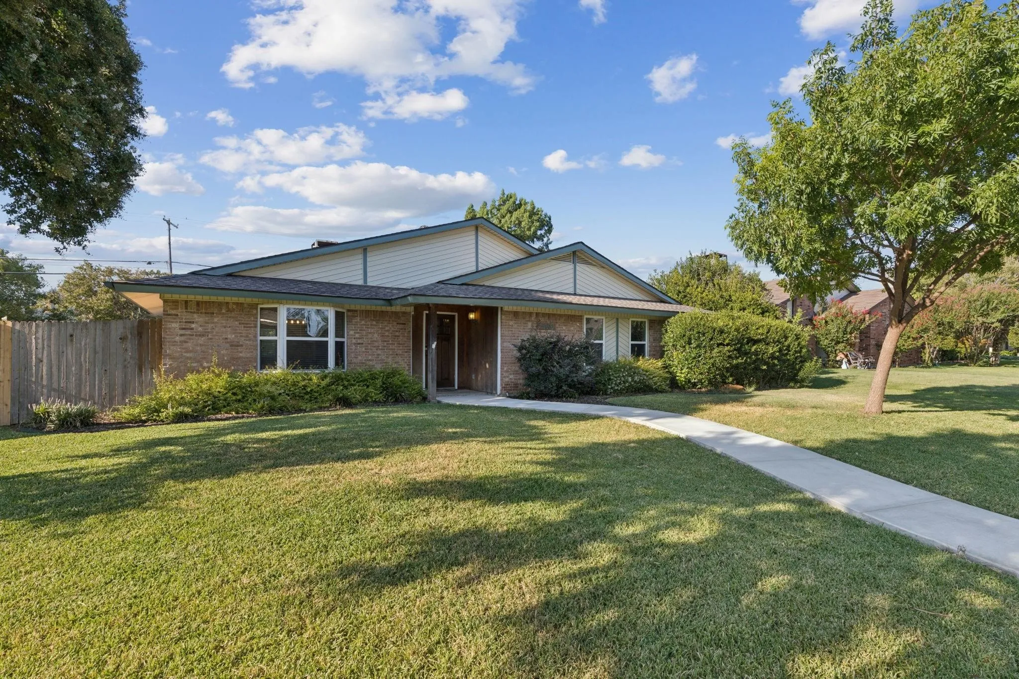 Single Family Residence For Rent in Collin County , 3324 Claymore Drive, Plano, Texas 75075, 3 Bedroom, 2 Bathroom, 2 Garage spaces, 1,430 Sqft, built in 1972, mls#21387546, Real Estate Agent in Plano, Homes For Rent in Collin county, Homes For Rent in Plano, Realtor in Plano Texas, Real Estate Brokerage Independent Realty Texas, Luminita Cordes Realtor