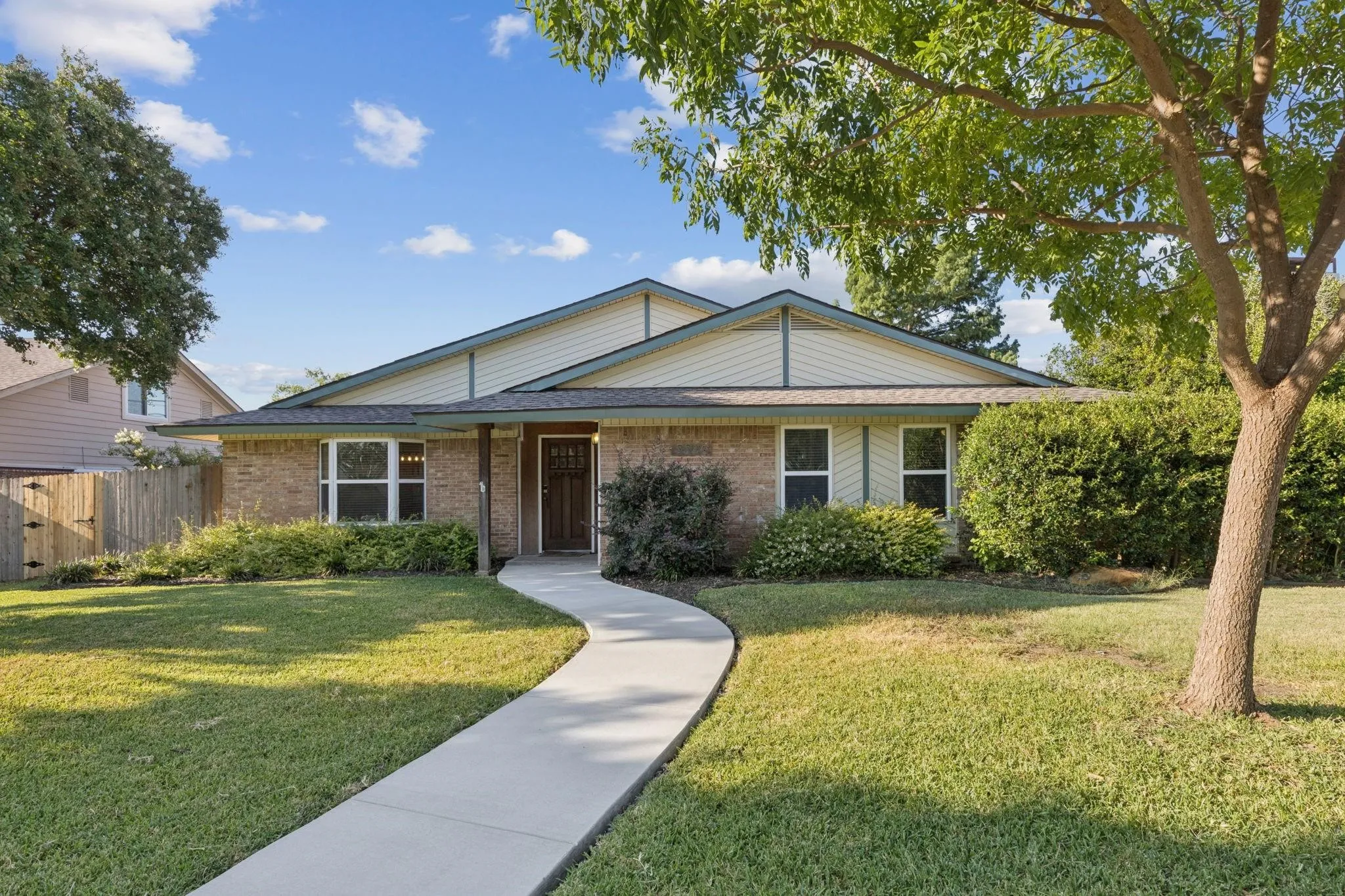Single Family Residence For Rent in Collin County , 3324 Claymore Drive, Plano, Texas 75075, 3 Bedroom, 2 Bathroom, 2 Garage spaces, 1,430 Sqft, built in 1972, mls#21387546, Real Estate Agent in Plano, Homes For Rent in Collin county, Homes For Rent in Plano, Realtor in Plano Texas, Real Estate Brokerage Independent Realty Texas, Luminita Cordes Realtor