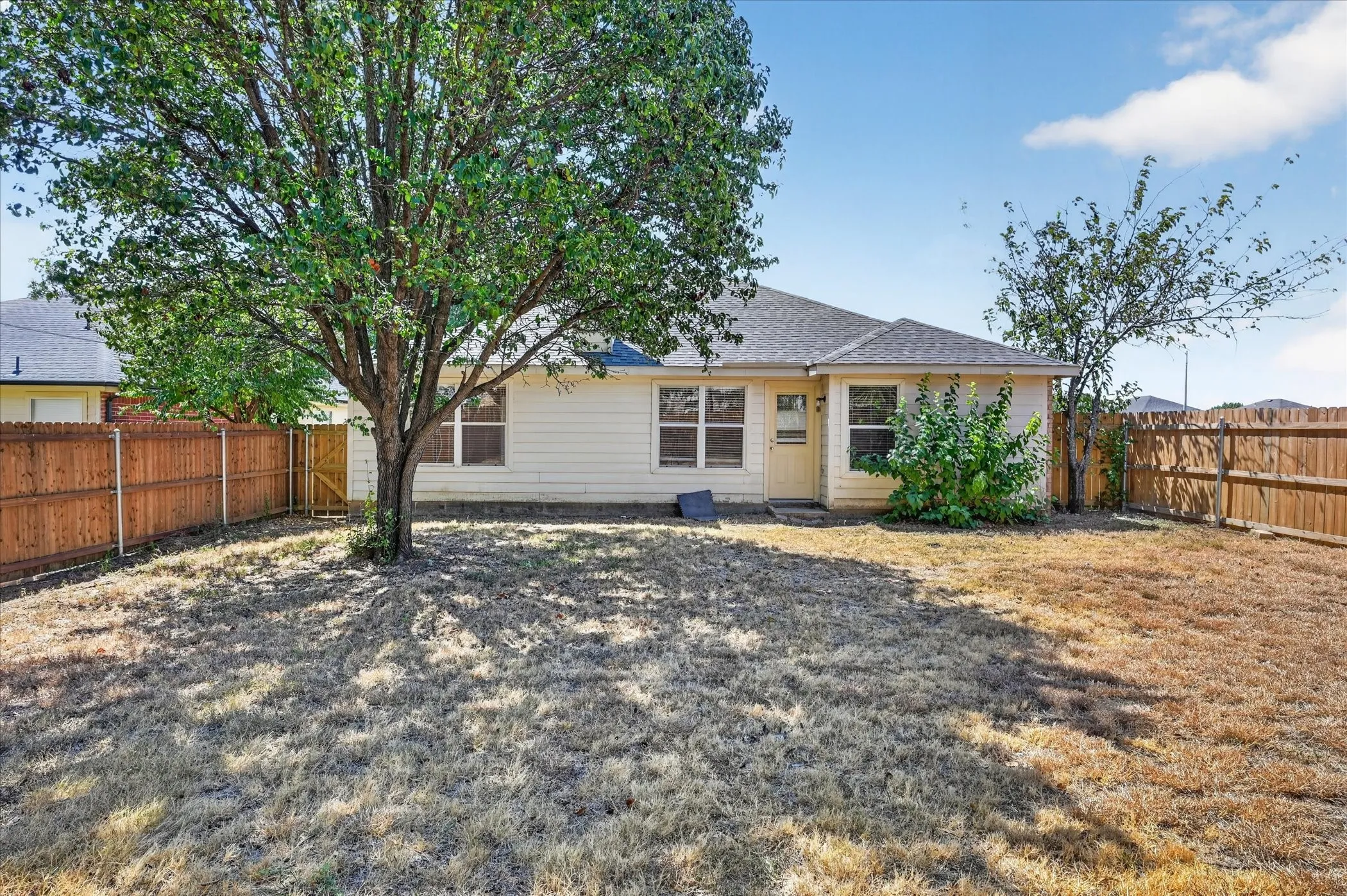 Single Family Residence For Sale in Johnson County , 844 Canyon Cove Drive, Burleson, Texas 76028, 3 Bedroom, 2 Bathroom, 2 Garage spaces, 1,617 Sqft, built in 2001, mls#21387549, Real Estate Agent in Burleson, Homes For Sale in Johnson county, Homes For Sale in Burleson, Realtor in Burleson Texas, Real Estate Brokerage Independent Realty Texas, Luminita Cordes Realtor