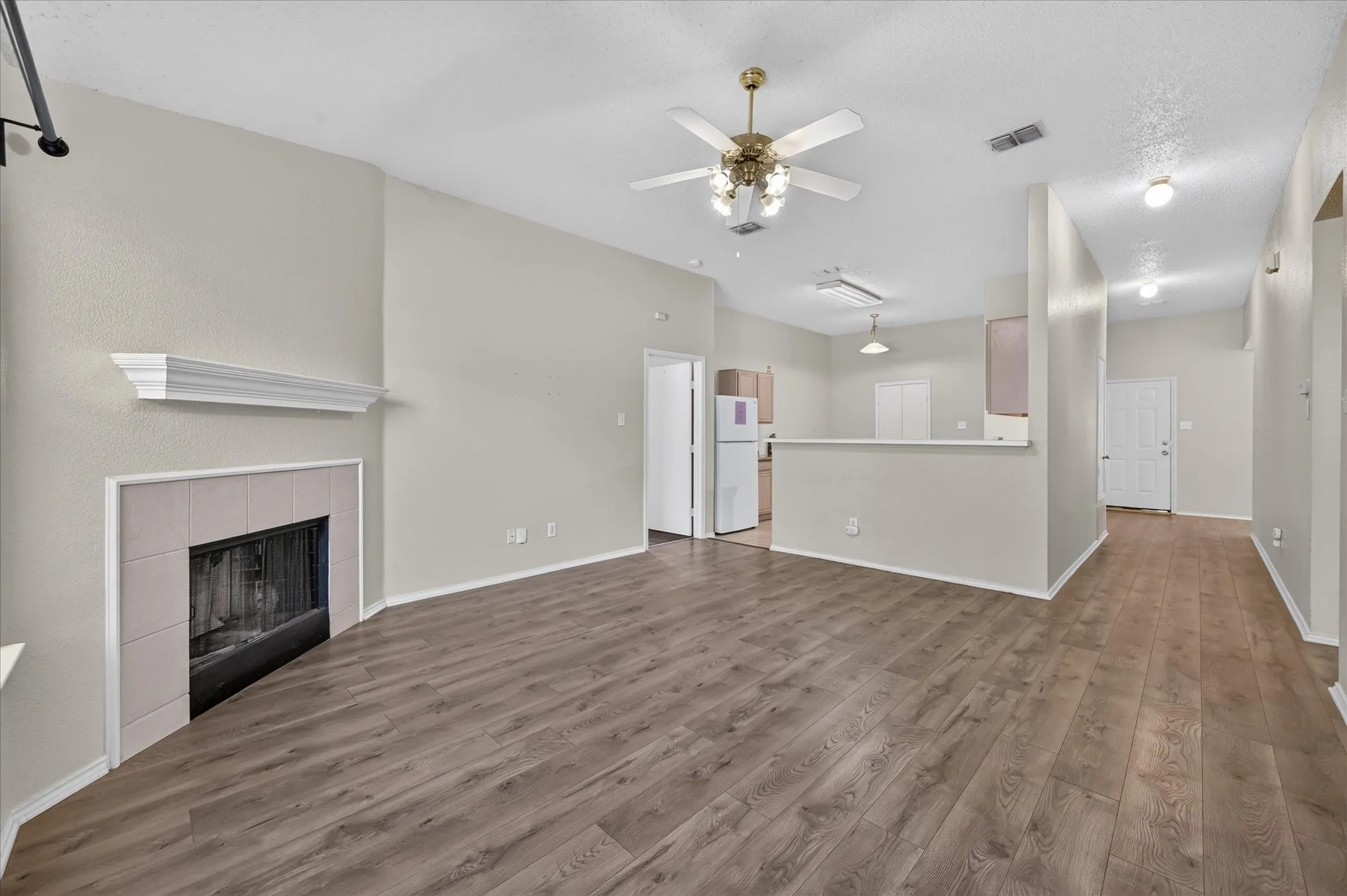 Single Family Residence For Sale in Johnson County , 844 Canyon Cove Drive, Burleson, Texas 76028, 3 Bedroom, 2 Bathroom, 2 Garage spaces, 1,617 Sqft, built in 2001, mls#21387549, Real Estate Agent in Burleson, Homes For Sale in Johnson county, Homes For Sale in Burleson, Realtor in Burleson Texas, Real Estate Brokerage Independent Realty Texas, Luminita Cordes Realtor