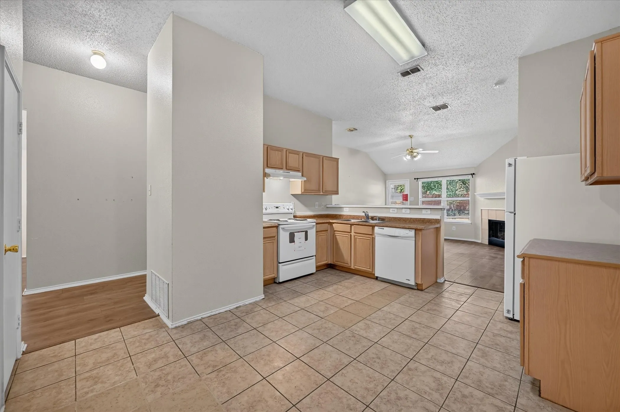 Single Family Residence For Sale in Johnson County , 844 Canyon Cove Drive, Burleson, Texas 76028, 3 Bedroom, 2 Bathroom, 2 Garage spaces, 1,617 Sqft, built in 2001, mls#21387549, Real Estate Agent in Burleson, Homes For Sale in Johnson county, Homes For Sale in Burleson, Realtor in Burleson Texas, Real Estate Brokerage Independent Realty Texas, Luminita Cordes Realtor