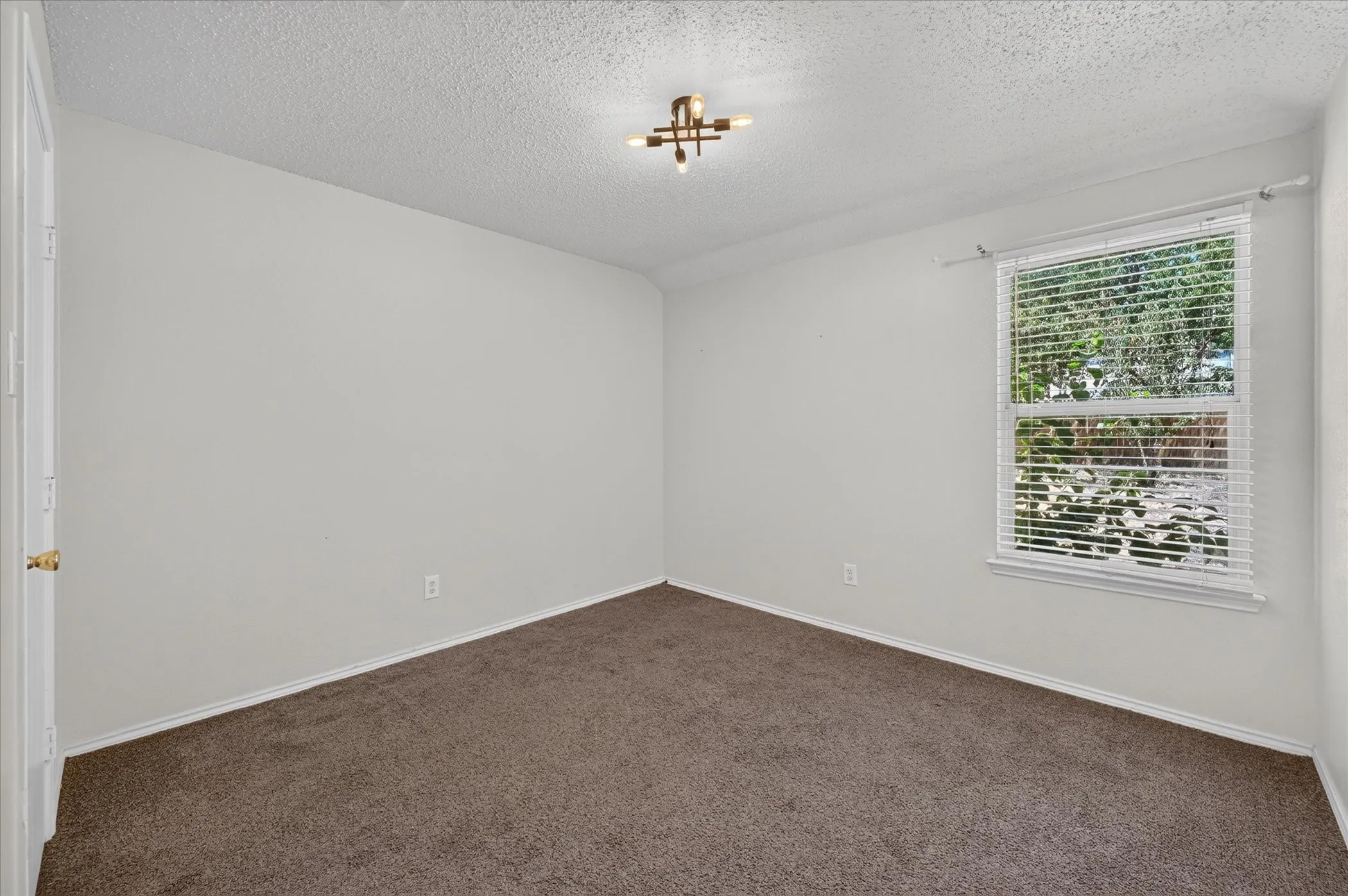 Single Family Residence For Sale in Johnson County , 844 Canyon Cove Drive, Burleson, Texas 76028, 3 Bedroom, 2 Bathroom, 2 Garage spaces, 1,617 Sqft, built in 2001, mls#21387549, Real Estate Agent in Burleson, Homes For Sale in Johnson county, Homes For Sale in Burleson, Realtor in Burleson Texas, Real Estate Brokerage Independent Realty Texas, Luminita Cordes Realtor