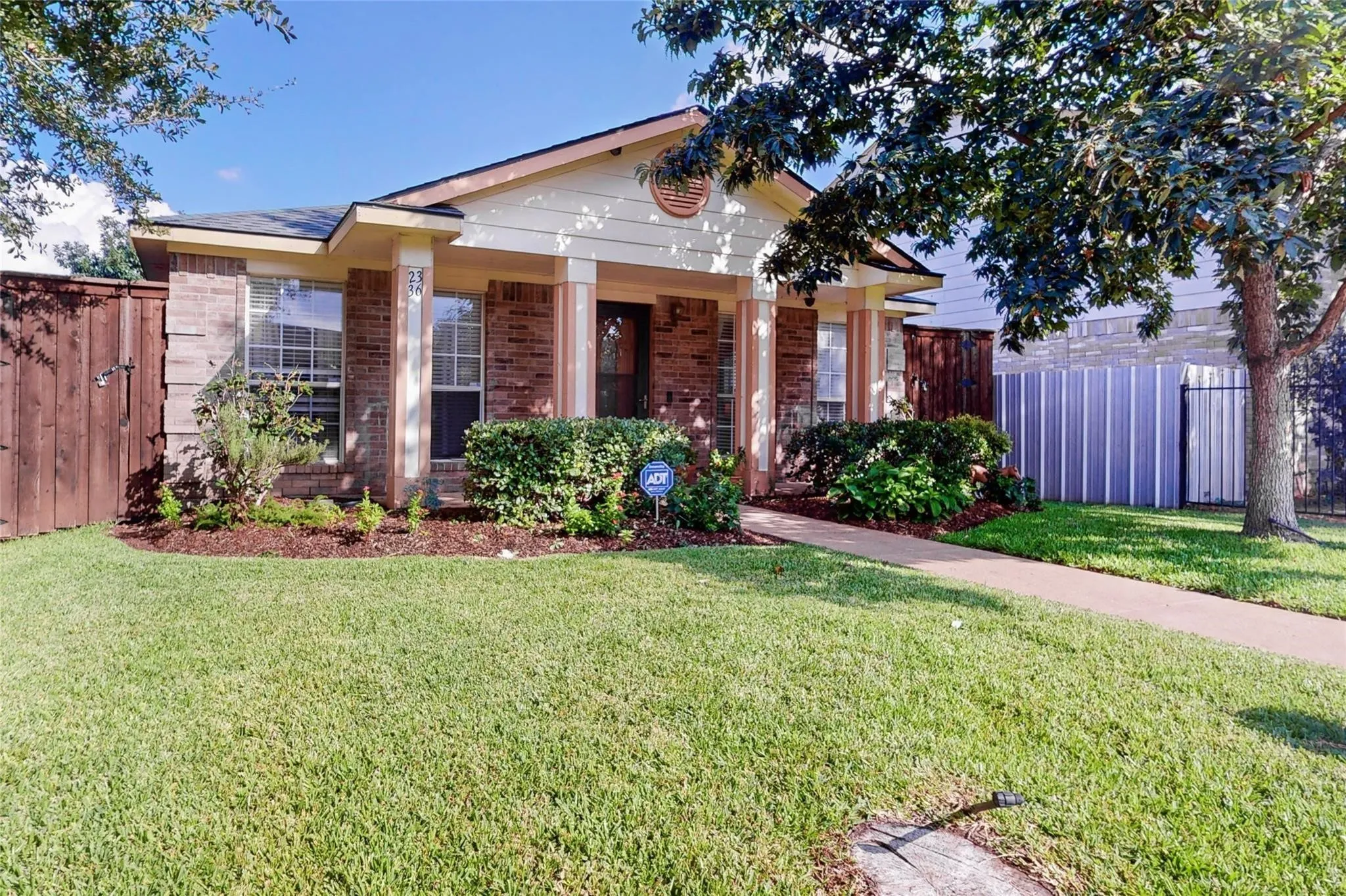 Single Family Residence For Rent in Dallas County , 2336 Summit Lane, Dallas, Texas 75227, 3 Bedroom, 2 Bathroom, 1 Garage spaces, 1,200 Sqft, built in 1999, mls#21387555, Real Estate Agent in Dallas, Homes For Rent in Dallas county, Homes For Rent in Dallas, Realtor in Dallas Texas, Real Estate Brokerage Independent Realty Texas, Luminita Cordes Realtor