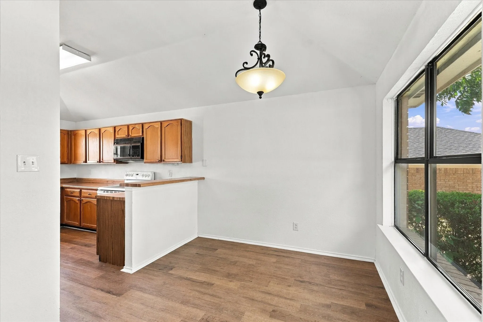 Single Family Residence For Sale in Dallas County , 648 Coats Street, Coppell, Texas 75019, 3 Bedroom, 2 Bathroom, 2 Garage spaces, 1,585 Sqft, built in 1985, mls#21386756, Real Estate Agent in Coppell, Homes For Sale in Dallas county, Homes For Sale in Coppell, Realtor in Coppell Texas, Real Estate Brokerage Independent Realty Texas, Luminita Cordes Realtor