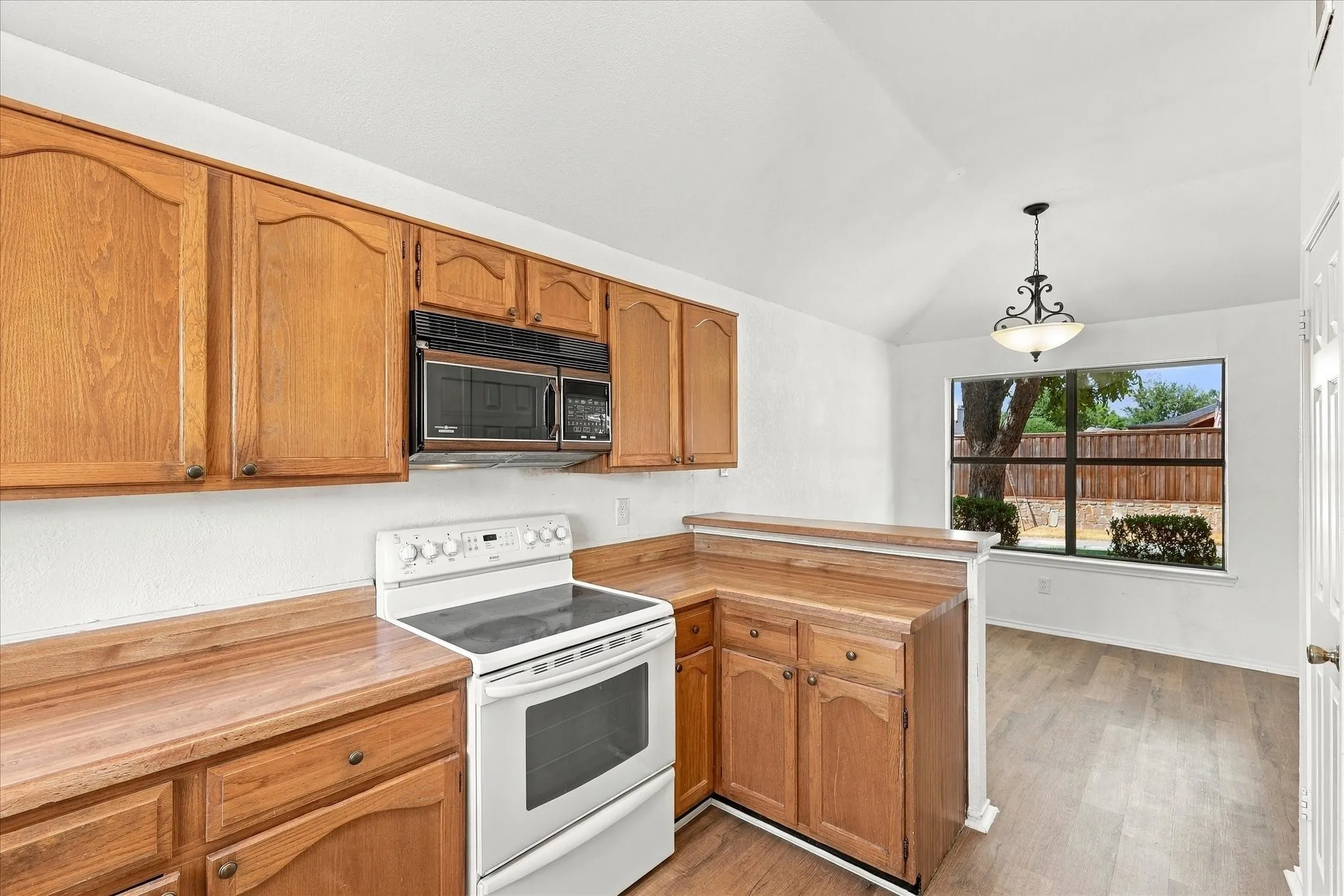 Single Family Residence For Sale in Dallas County , 648 Coats Street, Coppell, Texas 75019, 3 Bedroom, 2 Bathroom, 2 Garage spaces, 1,585 Sqft, built in 1985, mls#21386756, Real Estate Agent in Coppell, Homes For Sale in Dallas county, Homes For Sale in Coppell, Realtor in Coppell Texas, Real Estate Brokerage Independent Realty Texas, Luminita Cordes Realtor