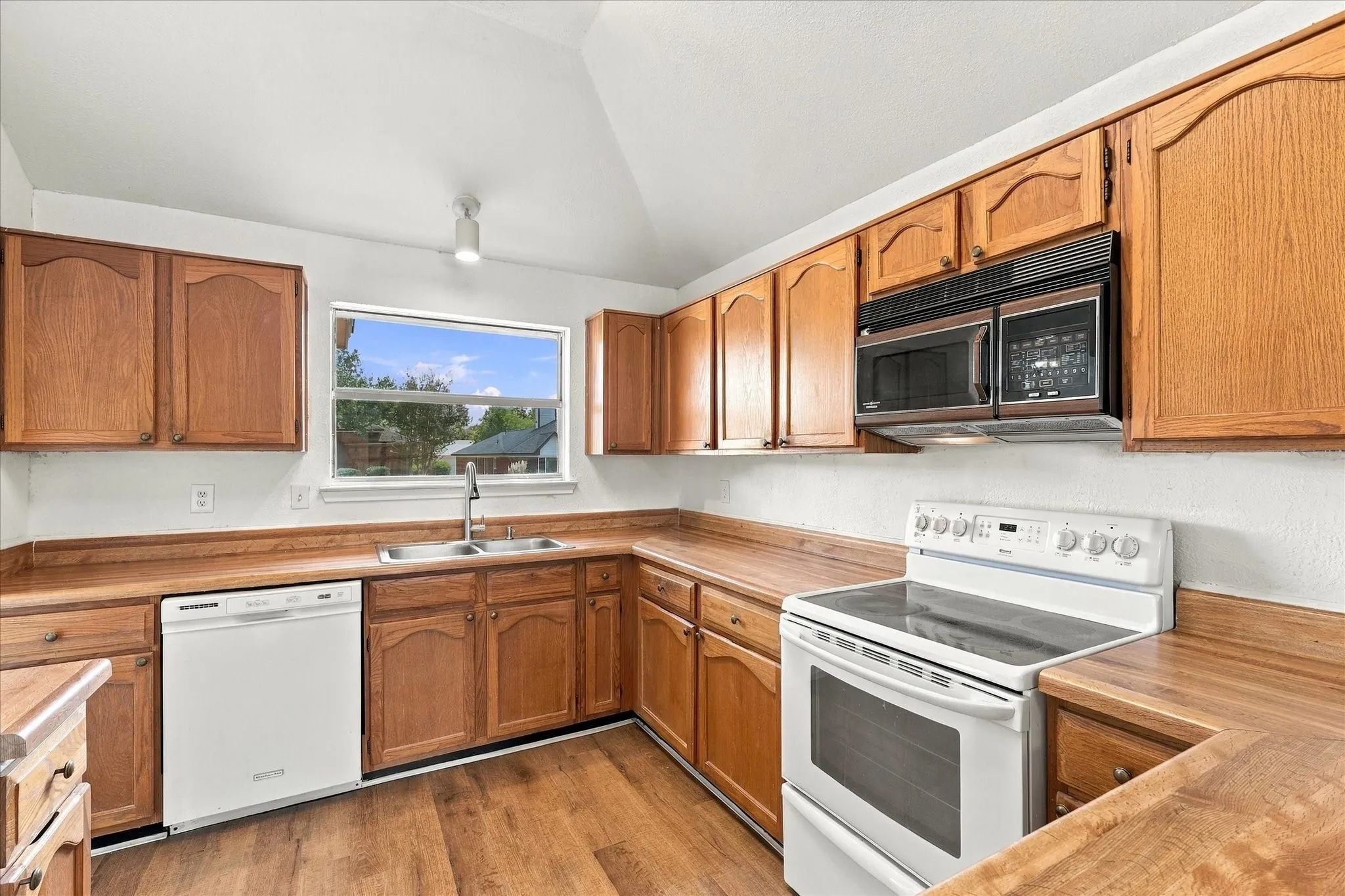 Single Family Residence For Sale in Dallas County , 648 Coats Street, Coppell, Texas 75019, 3 Bedroom, 2 Bathroom, 2 Garage spaces, 1,585 Sqft, built in 1985, mls#21386756, Real Estate Agent in Coppell, Homes For Sale in Dallas county, Homes For Sale in Coppell, Realtor in Coppell Texas, Real Estate Brokerage Independent Realty Texas, Luminita Cordes Realtor