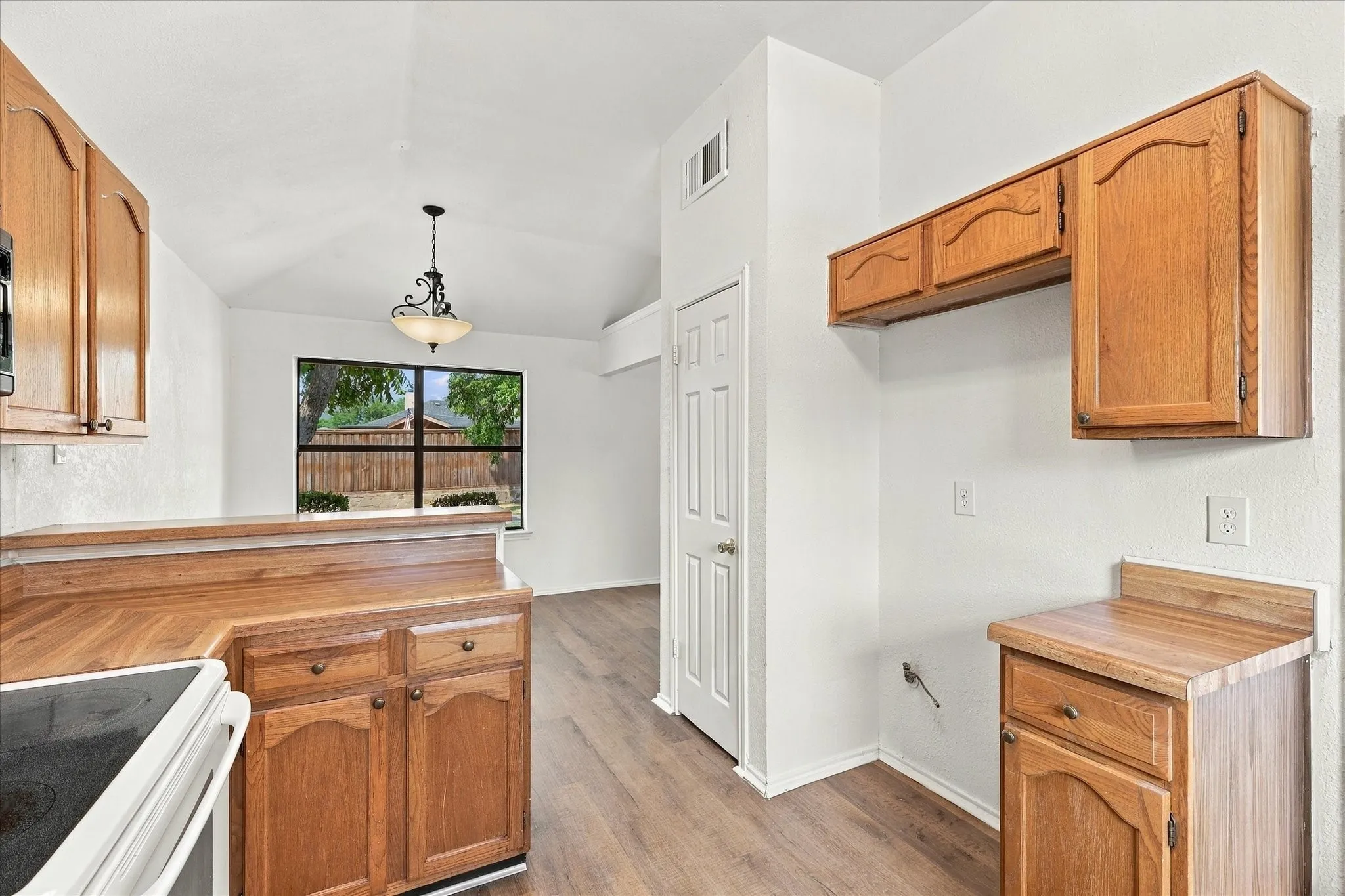Single Family Residence For Sale in Dallas County , 648 Coats Street, Coppell, Texas 75019, 3 Bedroom, 2 Bathroom, 2 Garage spaces, 1,585 Sqft, built in 1985, mls#21386756, Real Estate Agent in Coppell, Homes For Sale in Dallas county, Homes For Sale in Coppell, Realtor in Coppell Texas, Real Estate Brokerage Independent Realty Texas, Luminita Cordes Realtor
