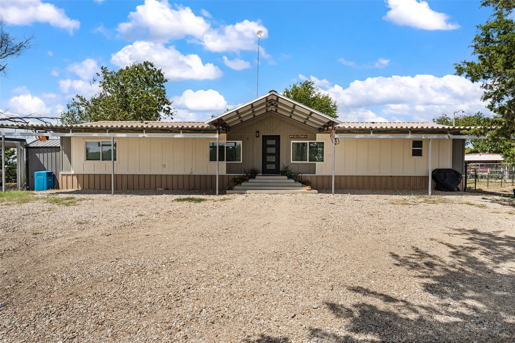 Manufactured Home For Sale in Mc Lennan County , 6520 Golinda Drive, Lorena, Texas 76655, 4 Bedroom, 3 Bathroom, Garage spaces, 1,960 Sqft, built in 1995, mls#21387310, Real Estate Agent in Lorena, Homes For Sale in Mc Lennan county, Homes For Sale in Lorena, Realtor in Lorena Texas, Real Estate Brokerage Independent Realty Texas, Luminita Cordes Realtor