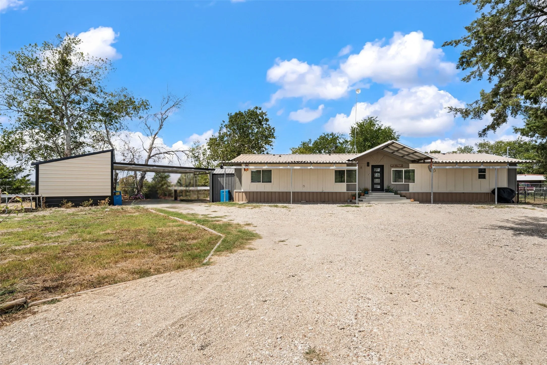 Manufactured Home For Sale in Mc Lennan County , 6520 Golinda Drive, Lorena, Texas 76655, 4 Bedroom, 3 Bathroom, Garage spaces, 1,960 Sqft, built in 1995, mls#21387310, Real Estate Agent in Lorena, Homes For Sale in Mc Lennan county, Homes For Sale in Lorena, Realtor in Lorena Texas, Real Estate Brokerage Independent Realty Texas, Luminita Cordes Realtor