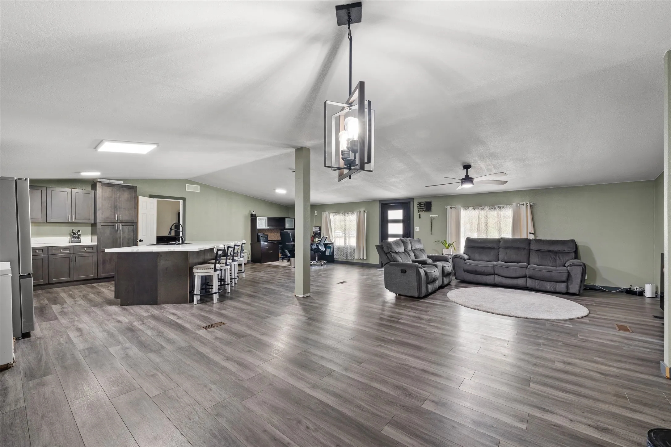 Manufactured Home For Sale in Mc Lennan County , 6520 Golinda Drive, Lorena, Texas 76655, 4 Bedroom, 3 Bathroom, Garage spaces, 1,960 Sqft, built in 1995, mls#21387310, Real Estate Agent in Lorena, Homes For Sale in Mc Lennan county, Homes For Sale in Lorena, Realtor in Lorena Texas, Real Estate Brokerage Independent Realty Texas, Luminita Cordes Realtor