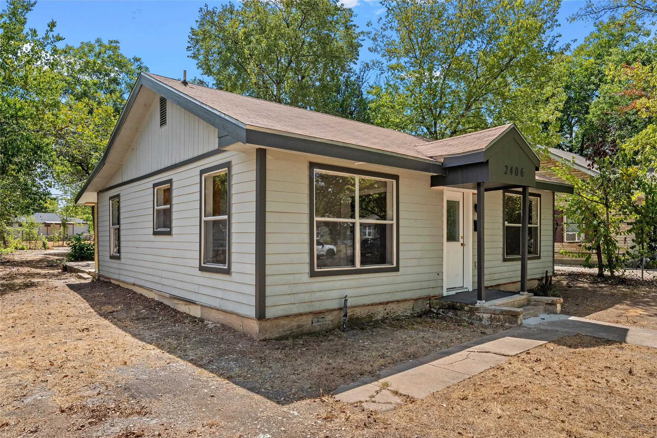 Single Family Residence For Sale in Mc Lennan County , 2406 Alexander Avenue, Waco, Texas 76708, 2 Bedroom, 1 Bathroom, Garage spaces, 1,052 Sqft, built in 1939, mls#21385945, Real Estate Agent in Waco, Homes For Sale in Mc Lennan county, Homes For Sale in Waco, Realtor in Waco Texas, Real Estate Brokerage Independent Realty Texas, Luminita Cordes Realtor