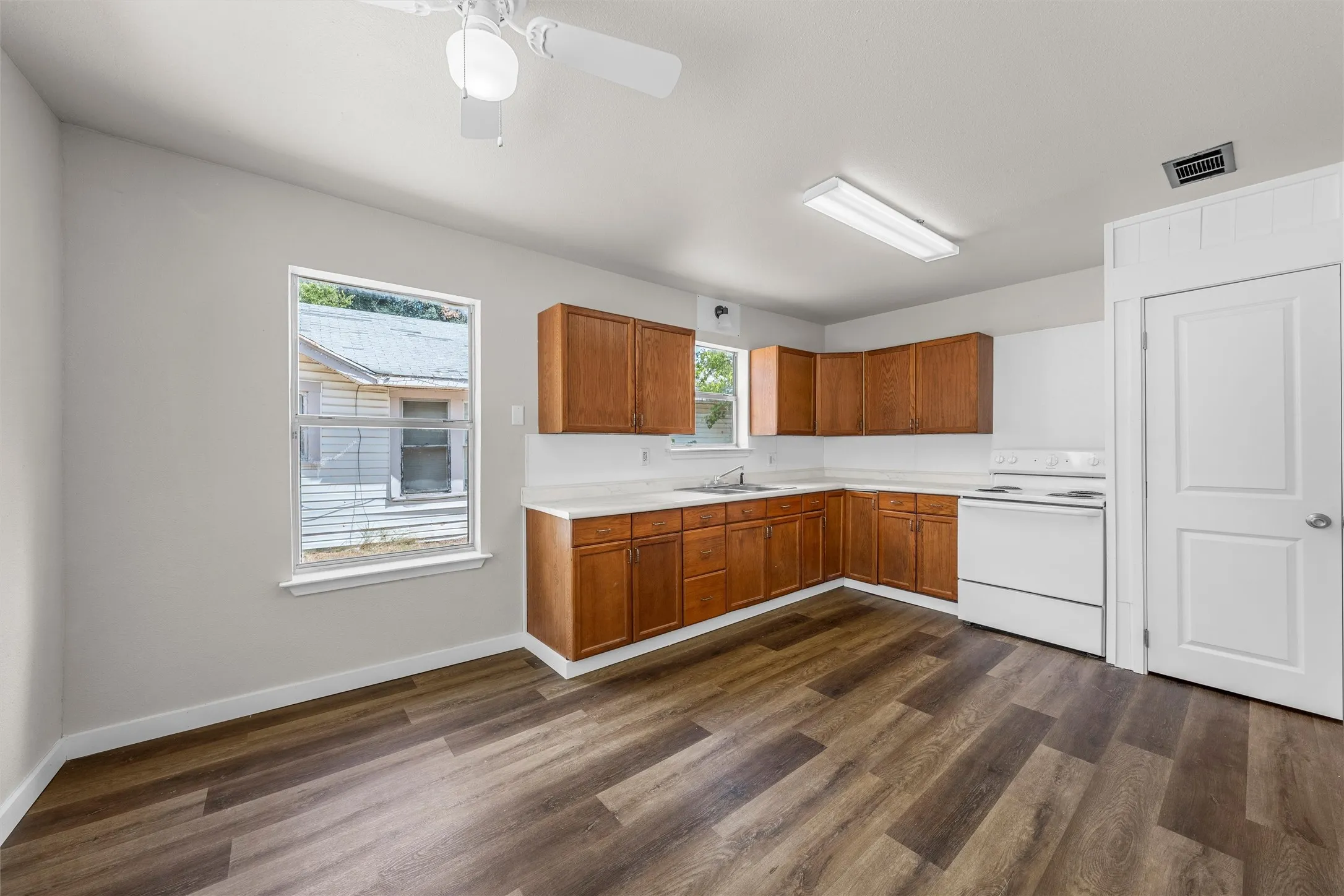 Single Family Residence For Sale in Mc Lennan County , 2406 Alexander Avenue, Waco, Texas 76708, 2 Bedroom, 1 Bathroom, Garage spaces, 1,052 Sqft, built in 1939, mls#21385945, Real Estate Agent in Waco, Homes For Sale in Mc Lennan county, Homes For Sale in Waco, Realtor in Waco Texas, Real Estate Brokerage Independent Realty Texas, Luminita Cordes Realtor