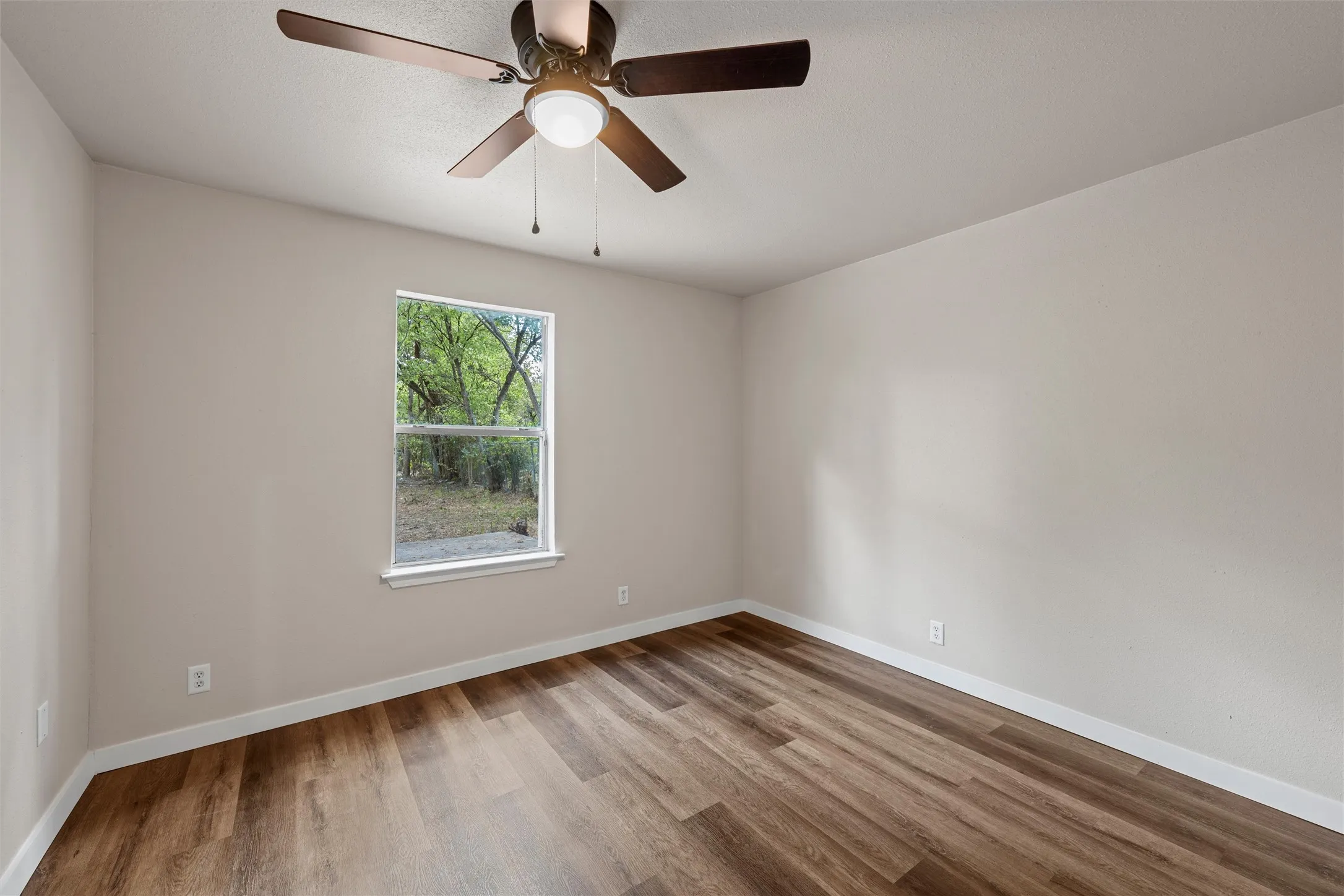 Single Family Residence For Sale in Mc Lennan County , 2406 Alexander Avenue, Waco, Texas 76708, 2 Bedroom, 1 Bathroom, Garage spaces, 1,052 Sqft, built in 1939, mls#21385945, Real Estate Agent in Waco, Homes For Sale in Mc Lennan county, Homes For Sale in Waco, Realtor in Waco Texas, Real Estate Brokerage Independent Realty Texas, Luminita Cordes Realtor