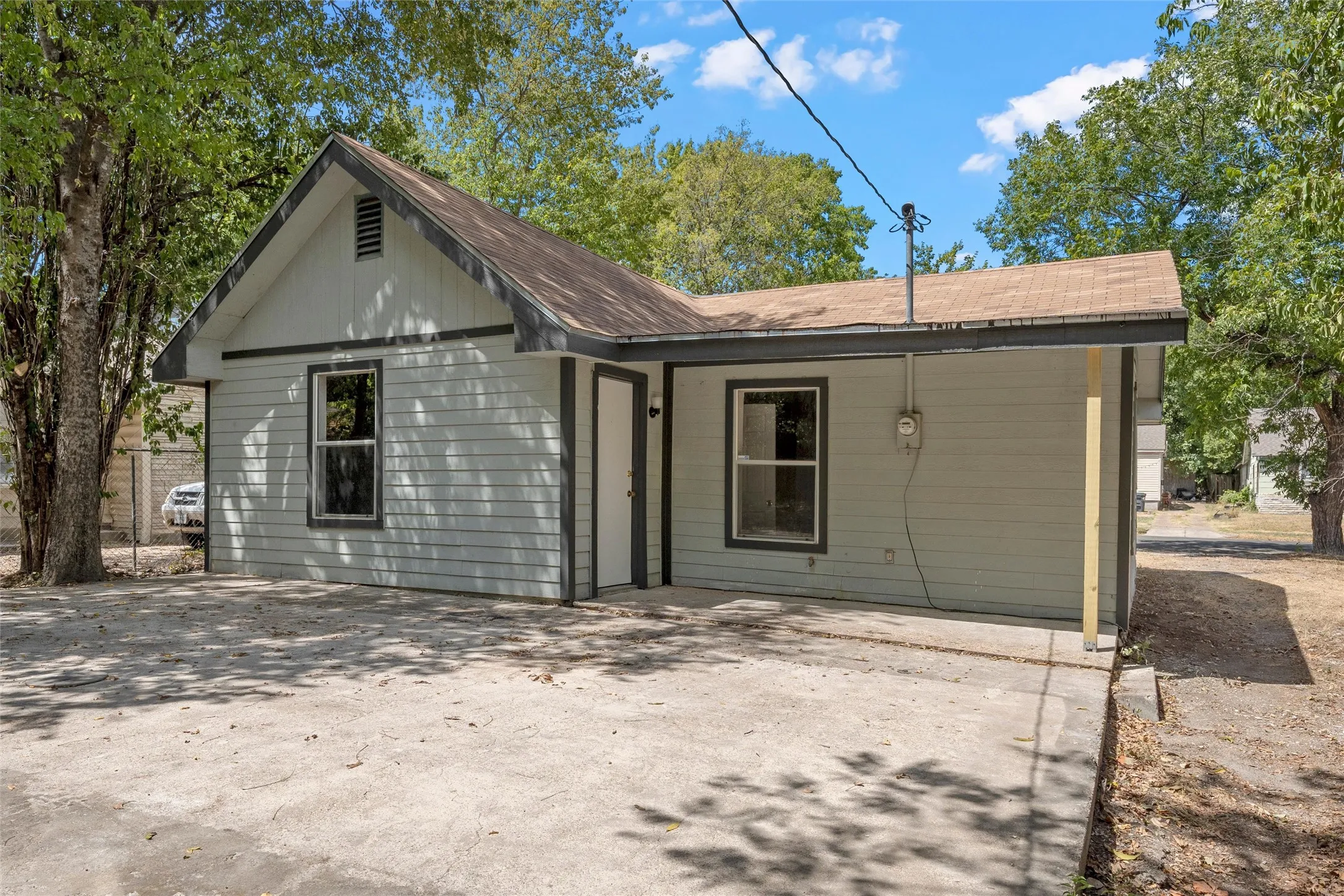 Single Family Residence For Sale in Mc Lennan County , 2406 Alexander Avenue, Waco, Texas 76708, 2 Bedroom, 1 Bathroom, Garage spaces, 1,052 Sqft, built in 1939, mls#21385945, Real Estate Agent in Waco, Homes For Sale in Mc Lennan county, Homes For Sale in Waco, Realtor in Waco Texas, Real Estate Brokerage Independent Realty Texas, Luminita Cordes Realtor