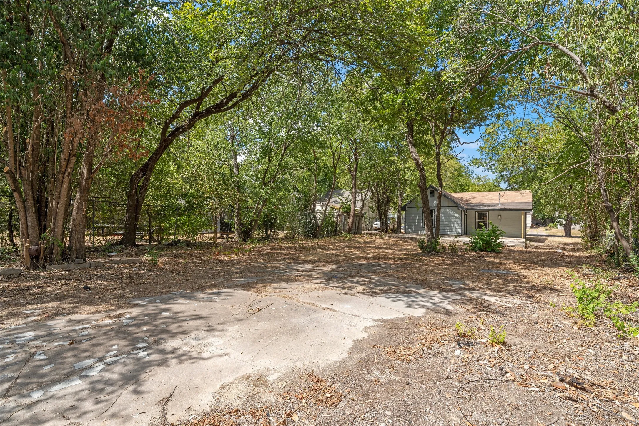 Single Family Residence For Sale in Mc Lennan County , 2406 Alexander Avenue, Waco, Texas 76708, 2 Bedroom, 1 Bathroom, Garage spaces, 1,052 Sqft, built in 1939, mls#21385945, Real Estate Agent in Waco, Homes For Sale in Mc Lennan county, Homes For Sale in Waco, Realtor in Waco Texas, Real Estate Brokerage Independent Realty Texas, Luminita Cordes Realtor