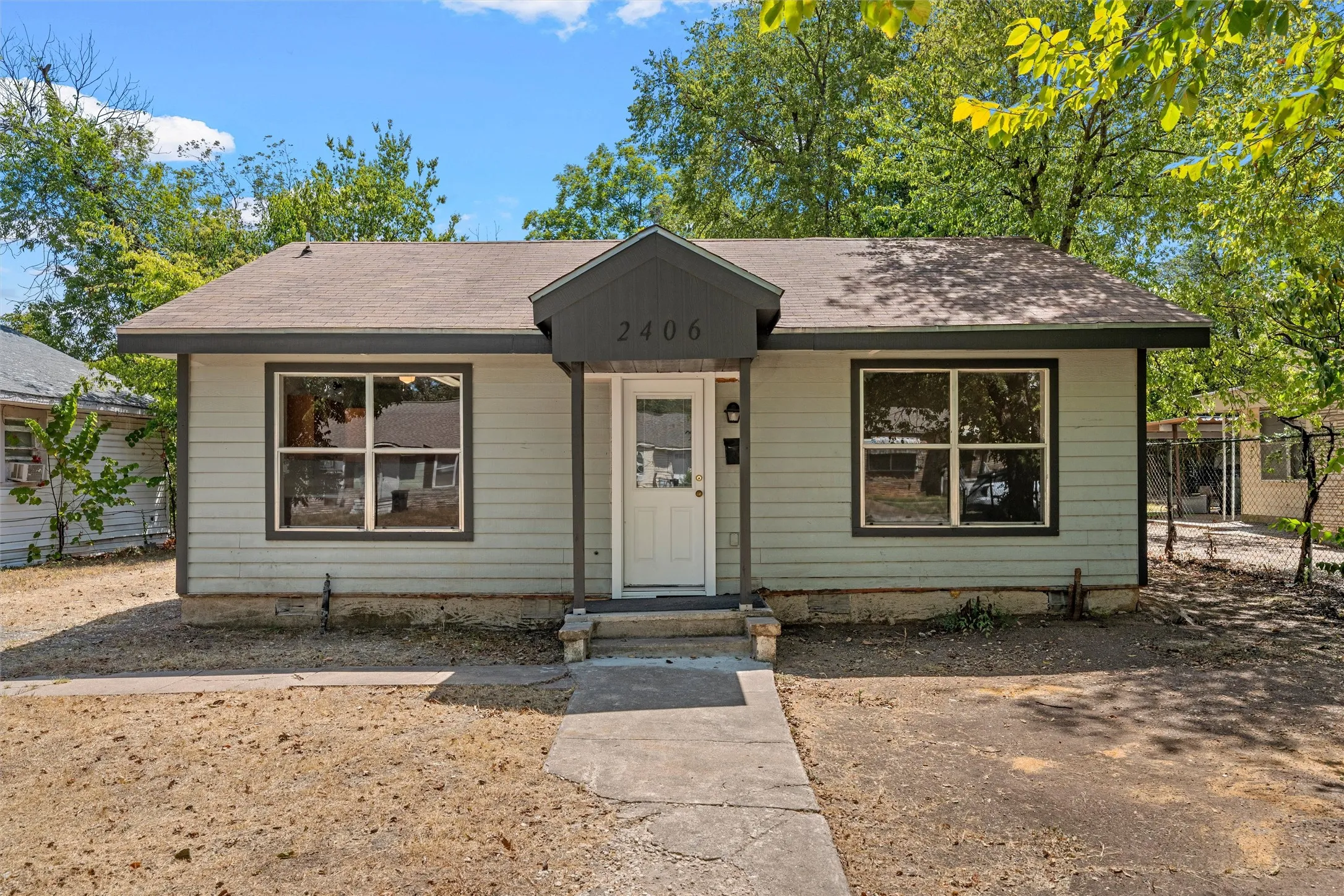 Single Family Residence For Sale in Mc Lennan County , 2406 Alexander Avenue, Waco, Texas 76708, 2 Bedroom, 1 Bathroom, Garage spaces, 1,052 Sqft, built in 1939, mls#21385945, Real Estate Agent in Waco, Homes For Sale in Mc Lennan county, Homes For Sale in Waco, Realtor in Waco Texas, Real Estate Brokerage Independent Realty Texas, Luminita Cordes Realtor