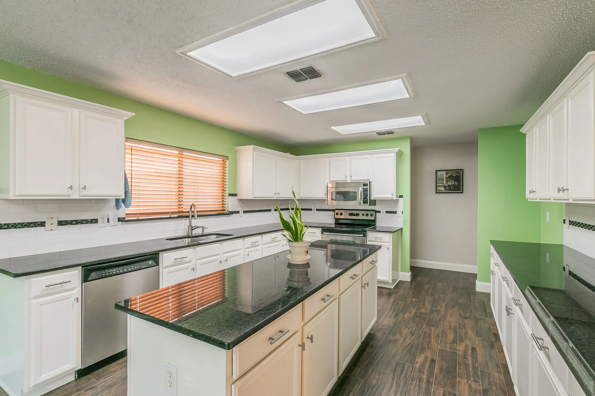 Single Family Residence For Sale in Tarrant County , 201 Tabor Drive, Arlington, Texas 76002, 4 Bedroom, 3 Bathroom, 2 Garage spaces, 3,380 Sqft, built in 1998, mls#21380410, Real Estate Agent in Arlington, Homes For Sale in Tarrant county, Homes For Sale in Arlington, Realtor in Arlington Texas, Real Estate Brokerage Independent Realty Texas, Luminita Cordes Realtor