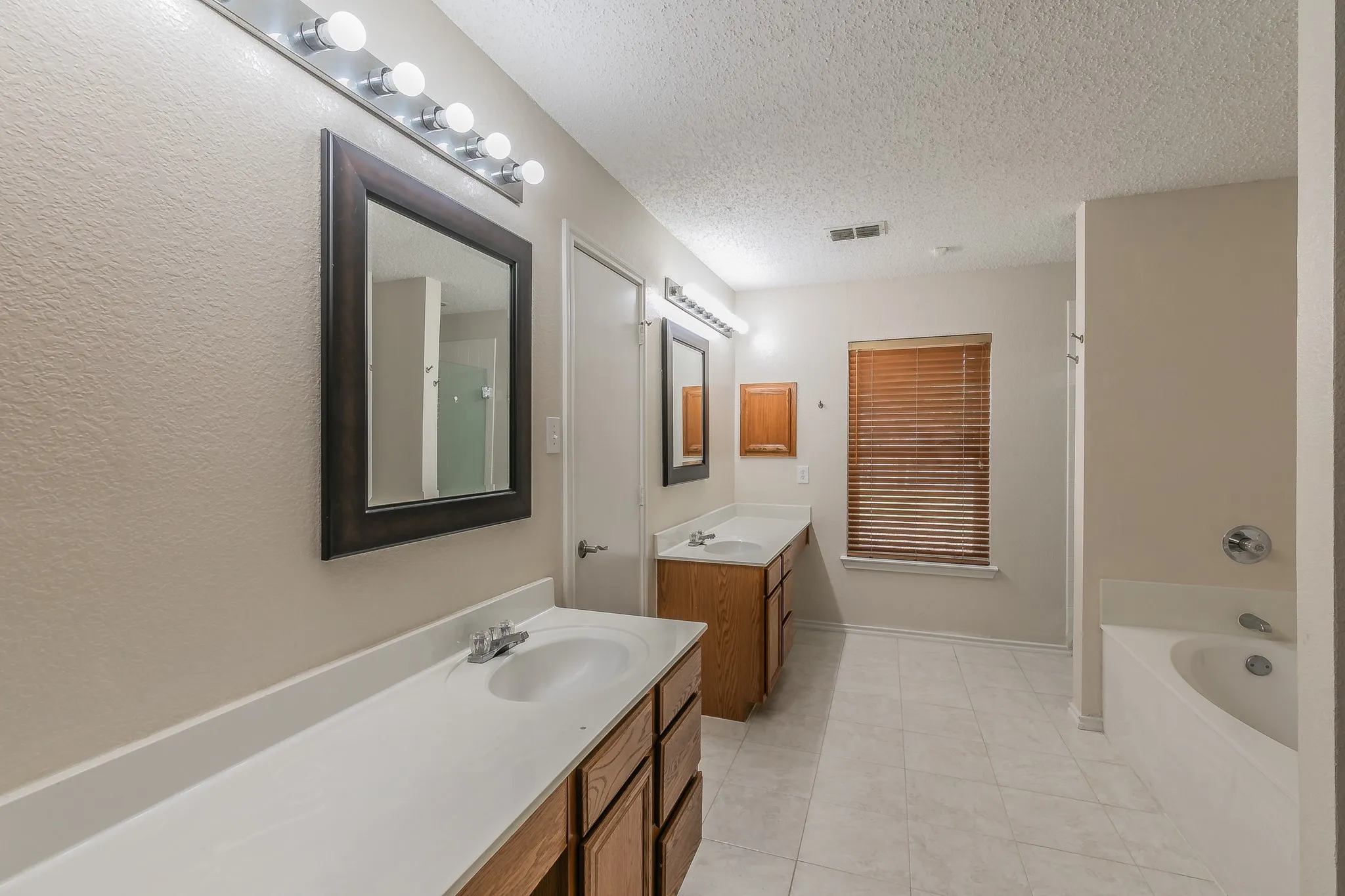 Single Family Residence For Sale in Tarrant County , 201 Tabor Drive, Arlington, Texas 76002, 4 Bedroom, 3 Bathroom, 2 Garage spaces, 3,380 Sqft, built in 1998, mls#21380410, Real Estate Agent in Arlington, Homes For Sale in Tarrant county, Homes For Sale in Arlington, Realtor in Arlington Texas, Real Estate Brokerage Independent Realty Texas, Luminita Cordes Realtor