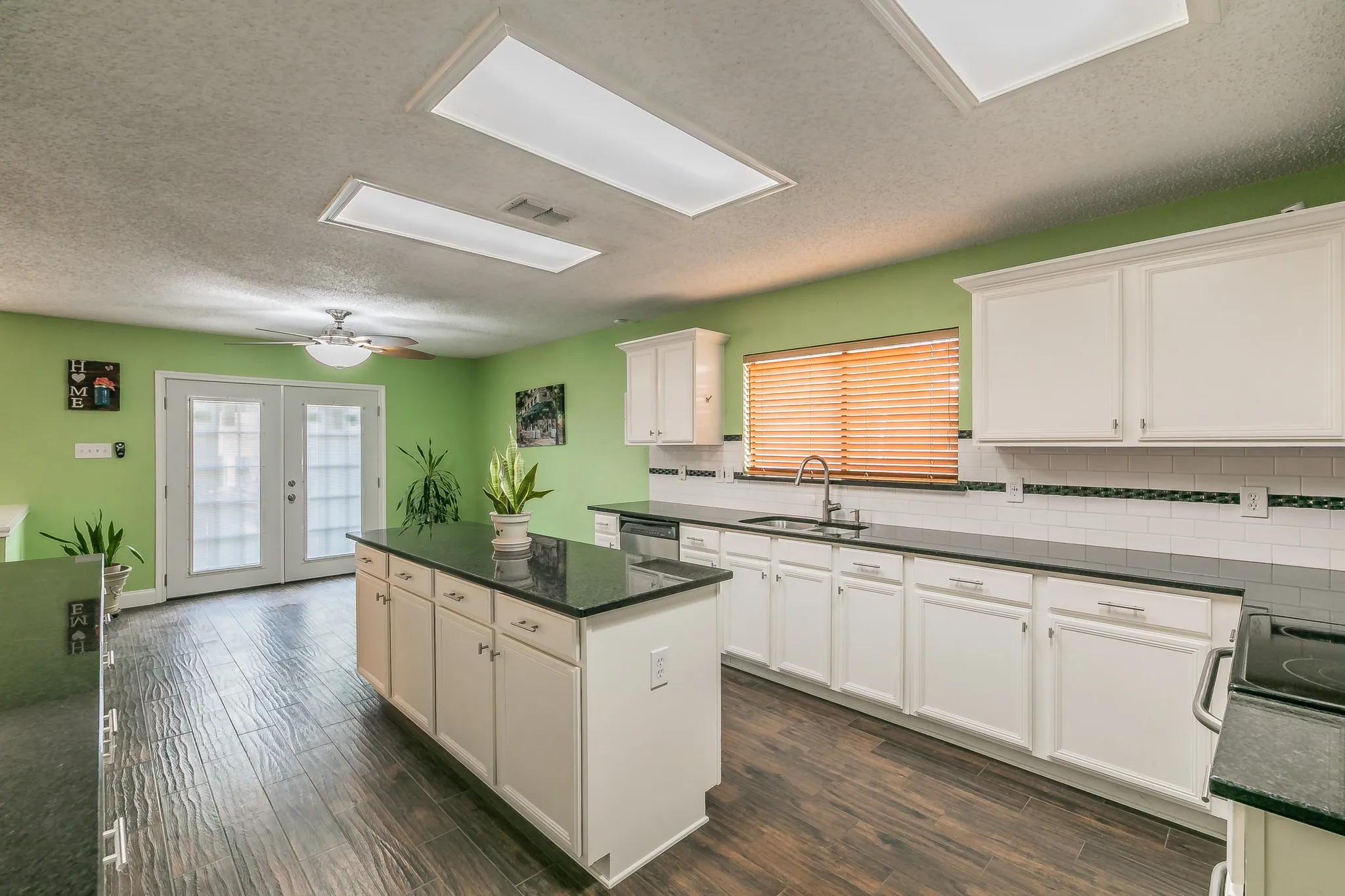 Single Family Residence For Sale in Tarrant County , 201 Tabor Drive, Arlington, Texas 76002, 4 Bedroom, 3 Bathroom, 2 Garage spaces, 3,380 Sqft, built in 1998, mls#21380410, Real Estate Agent in Arlington, Homes For Sale in Tarrant county, Homes For Sale in Arlington, Realtor in Arlington Texas, Real Estate Brokerage Independent Realty Texas, Luminita Cordes Realtor